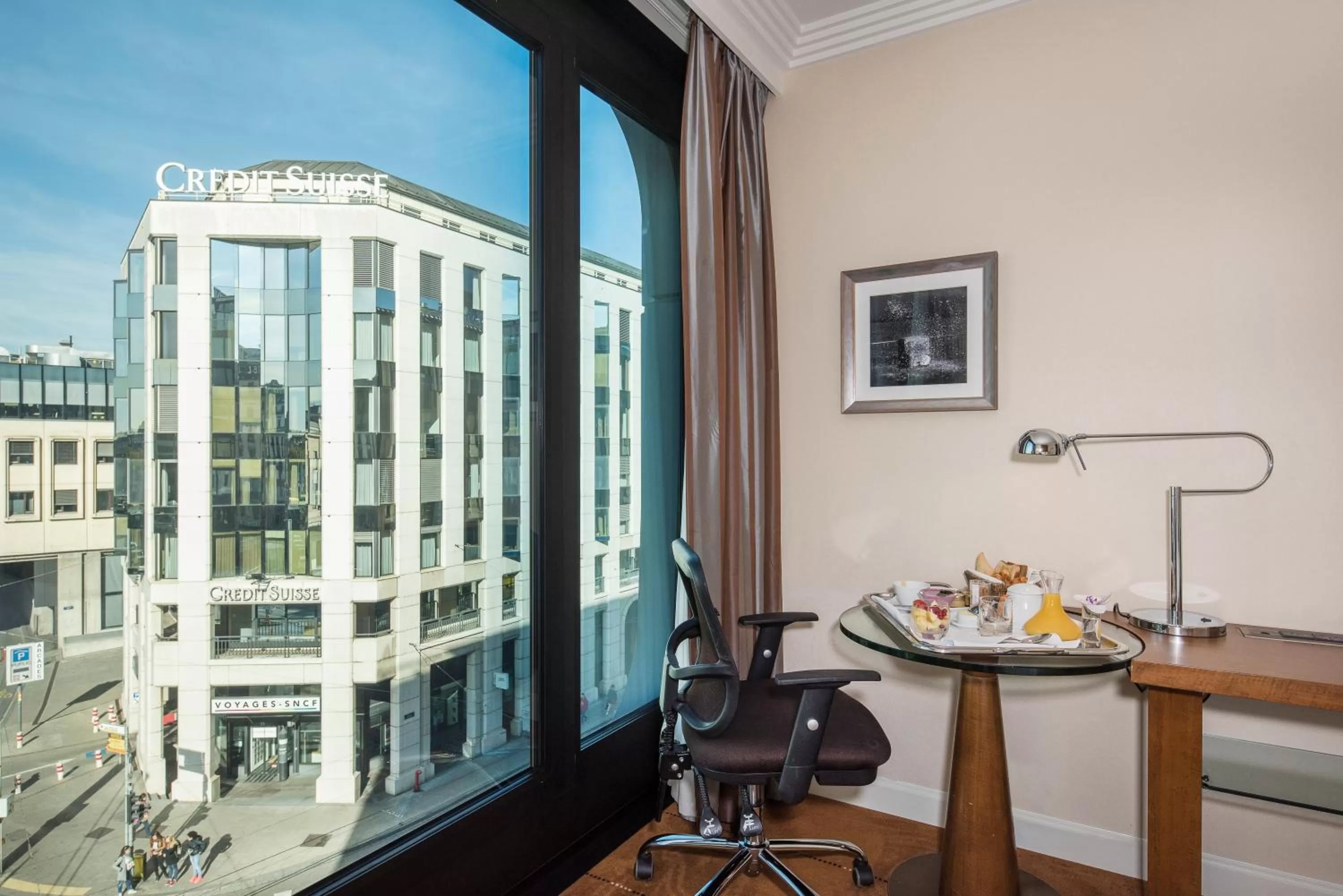 Seating area in Warwick Geneva