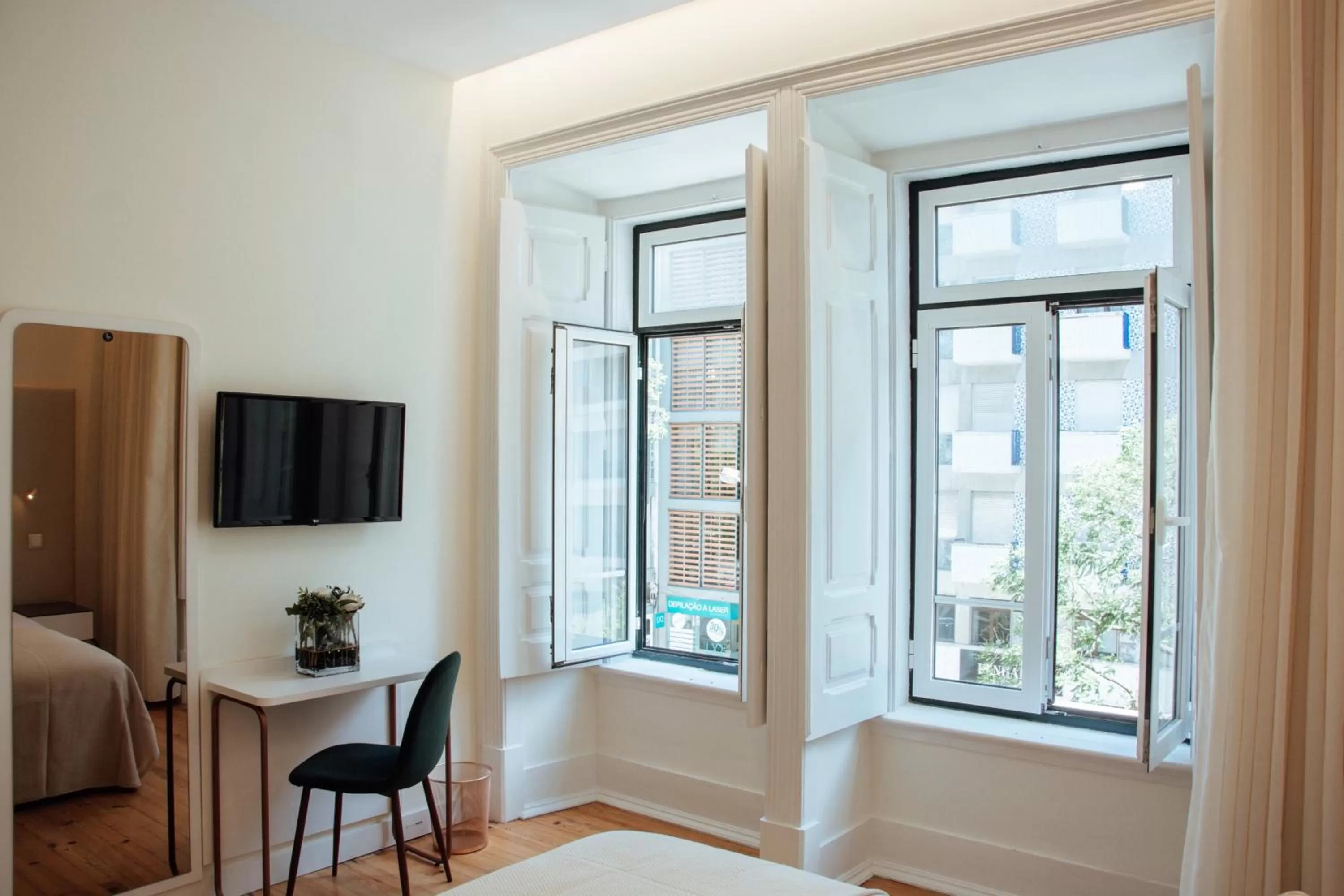 View (from property/room), Bed in Le Premier Lisbon Suites