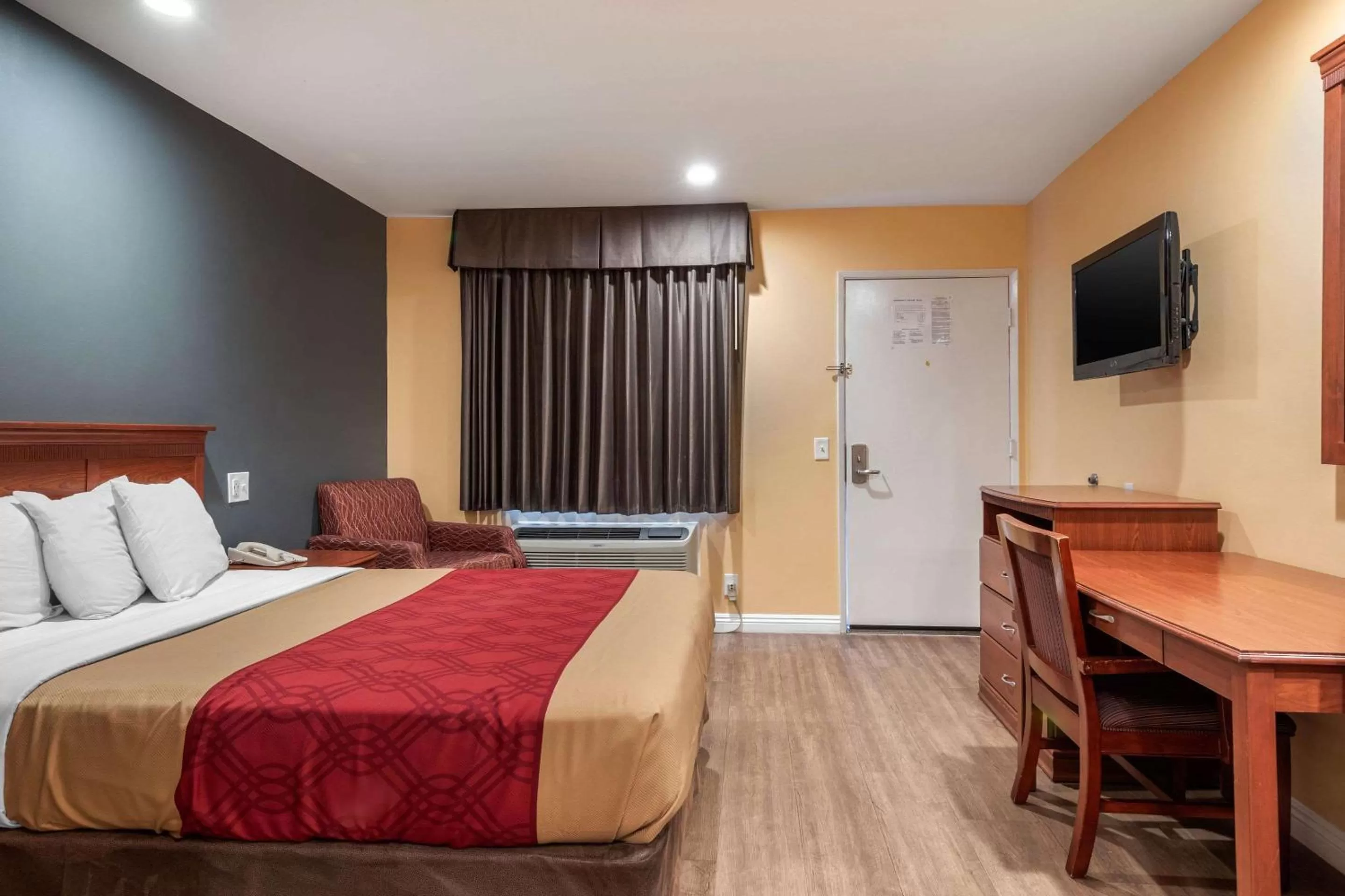 Photo of the whole room, Bed in Rodeway Inn Carson - Los Angeles South