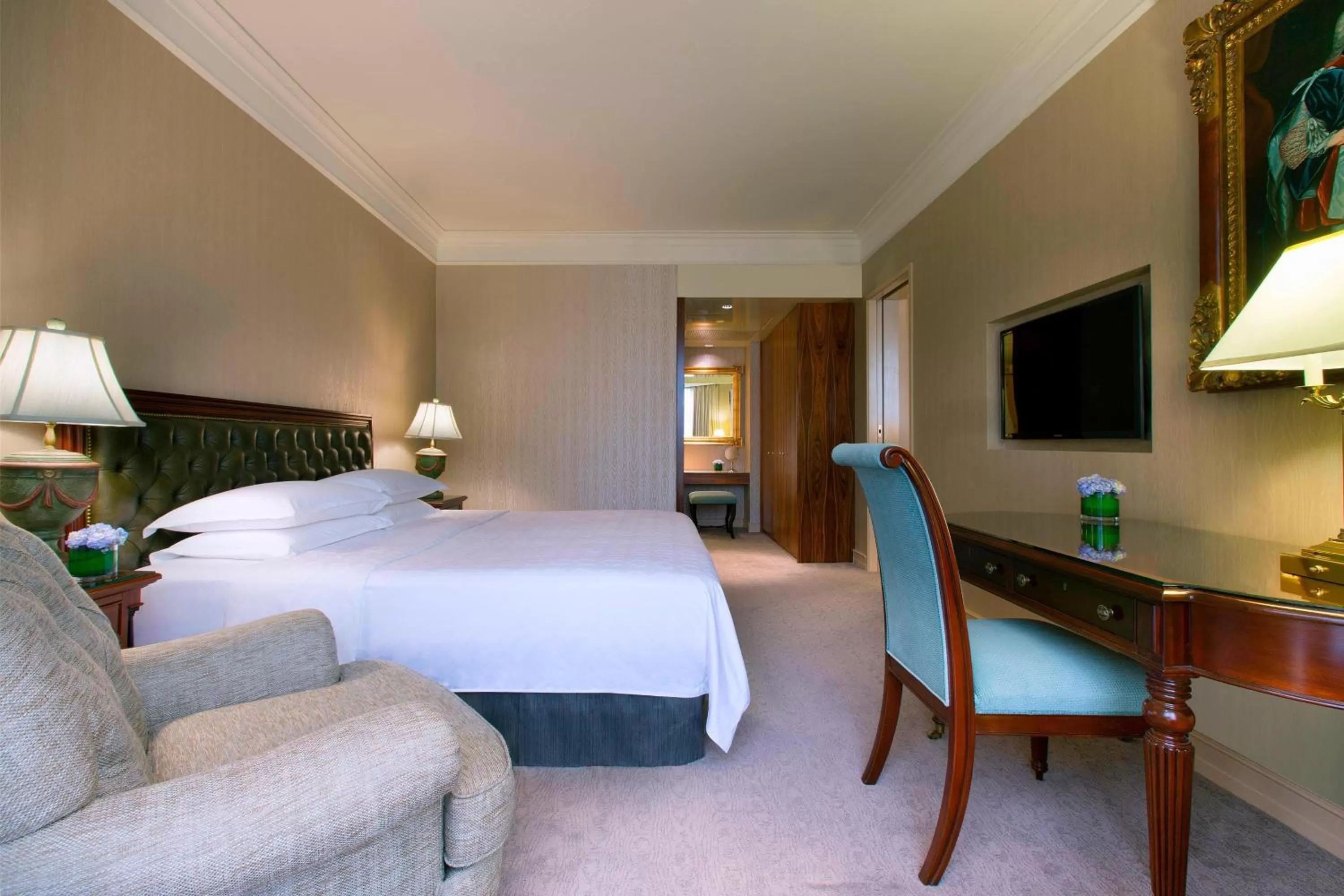 Bedroom, Bed in Sheraton Towers Singapore Hotel