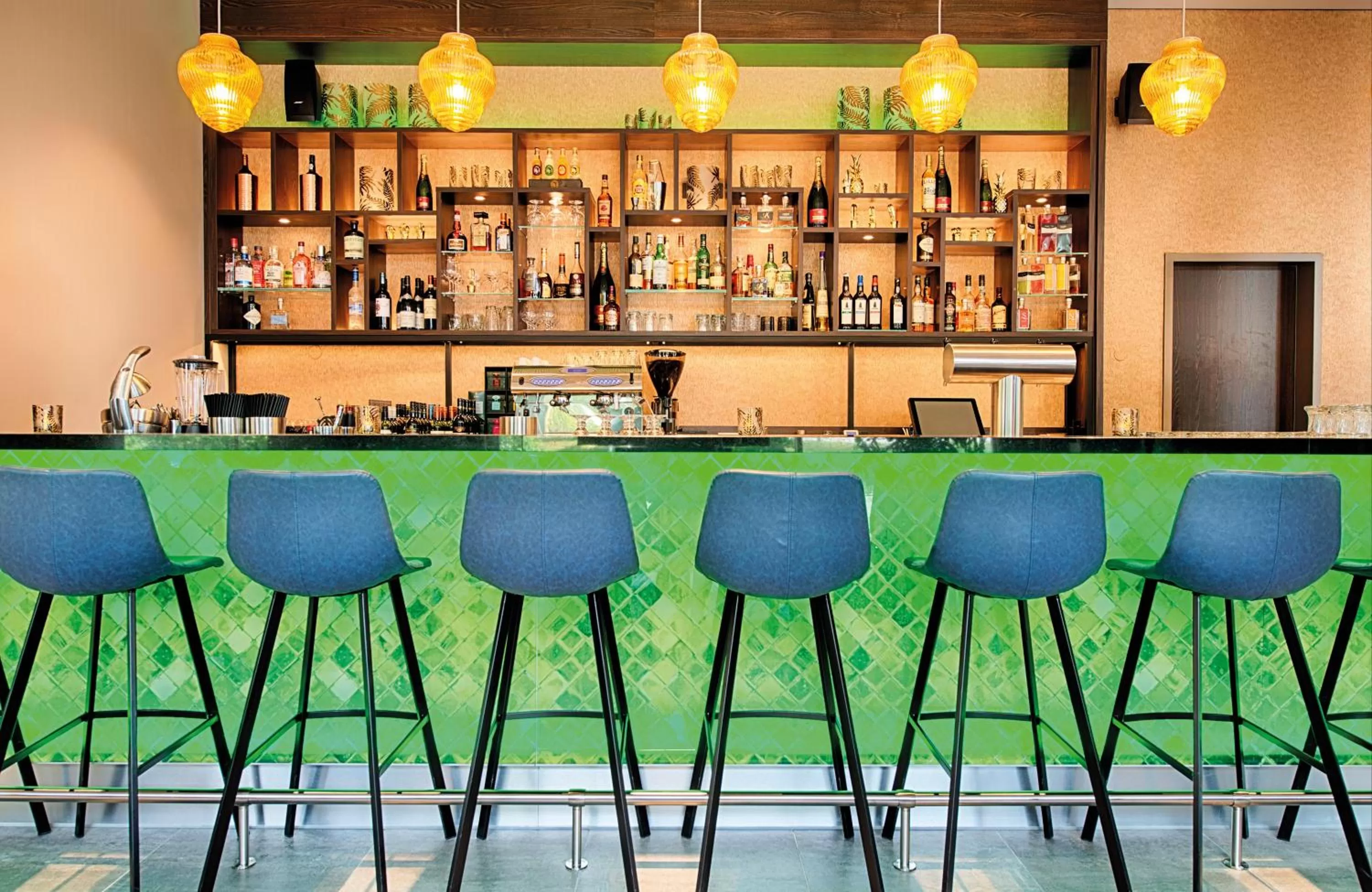 Lounge or bar in Leonardo Royal Hotel Ulm