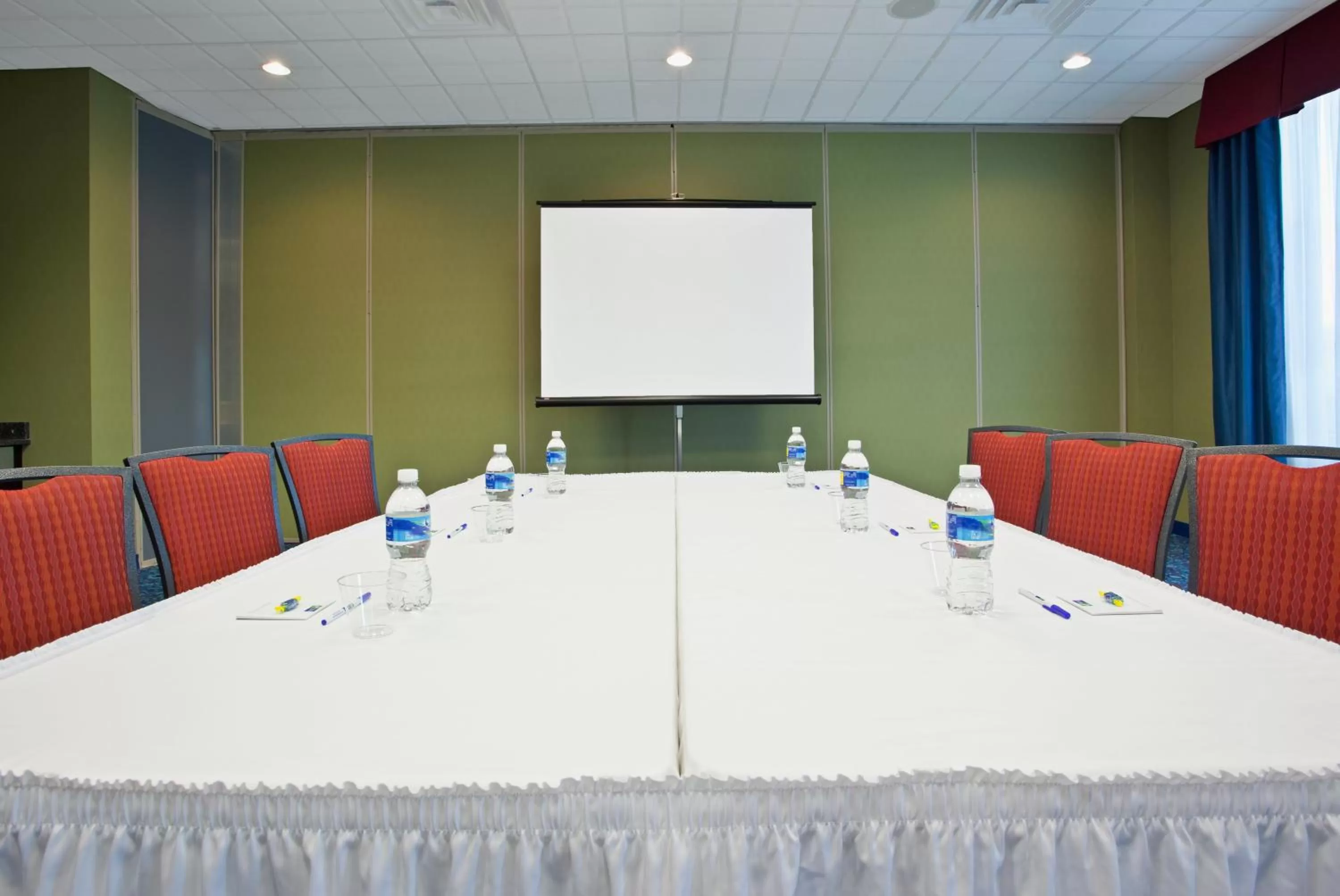 Meeting/conference room in Holiday Inn Express Hotel and Suites Akron South-Airport Area by IHG