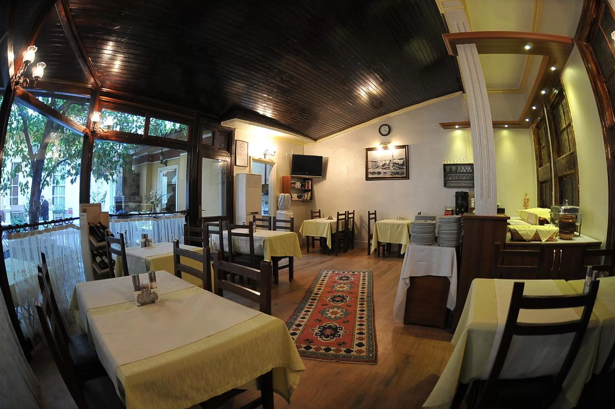 Restaurant/places to eat in Antikhan Hotel