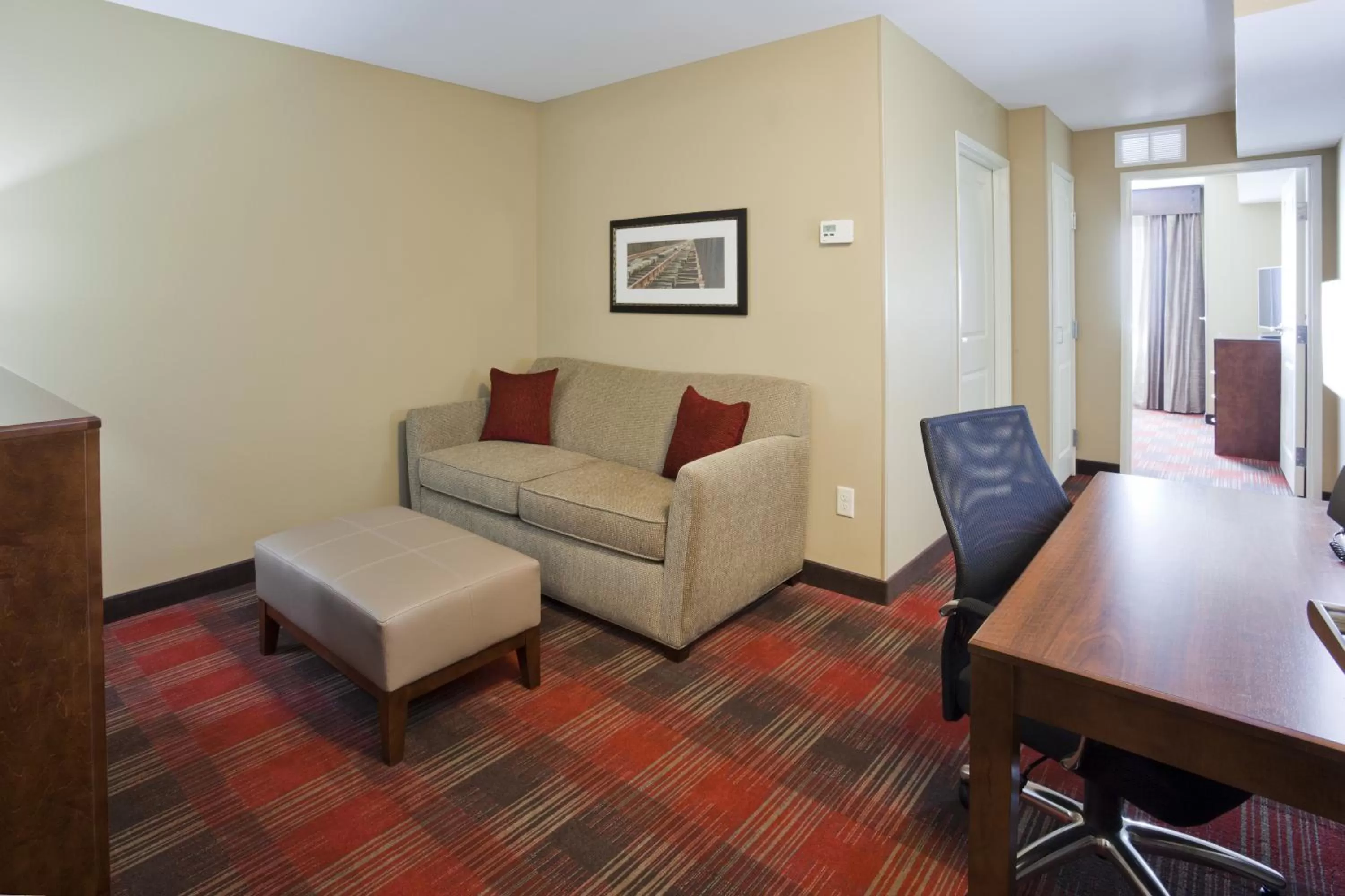 Photo of the whole room in Gateway Park Hotel and Suites - Sioux Falls -Tea