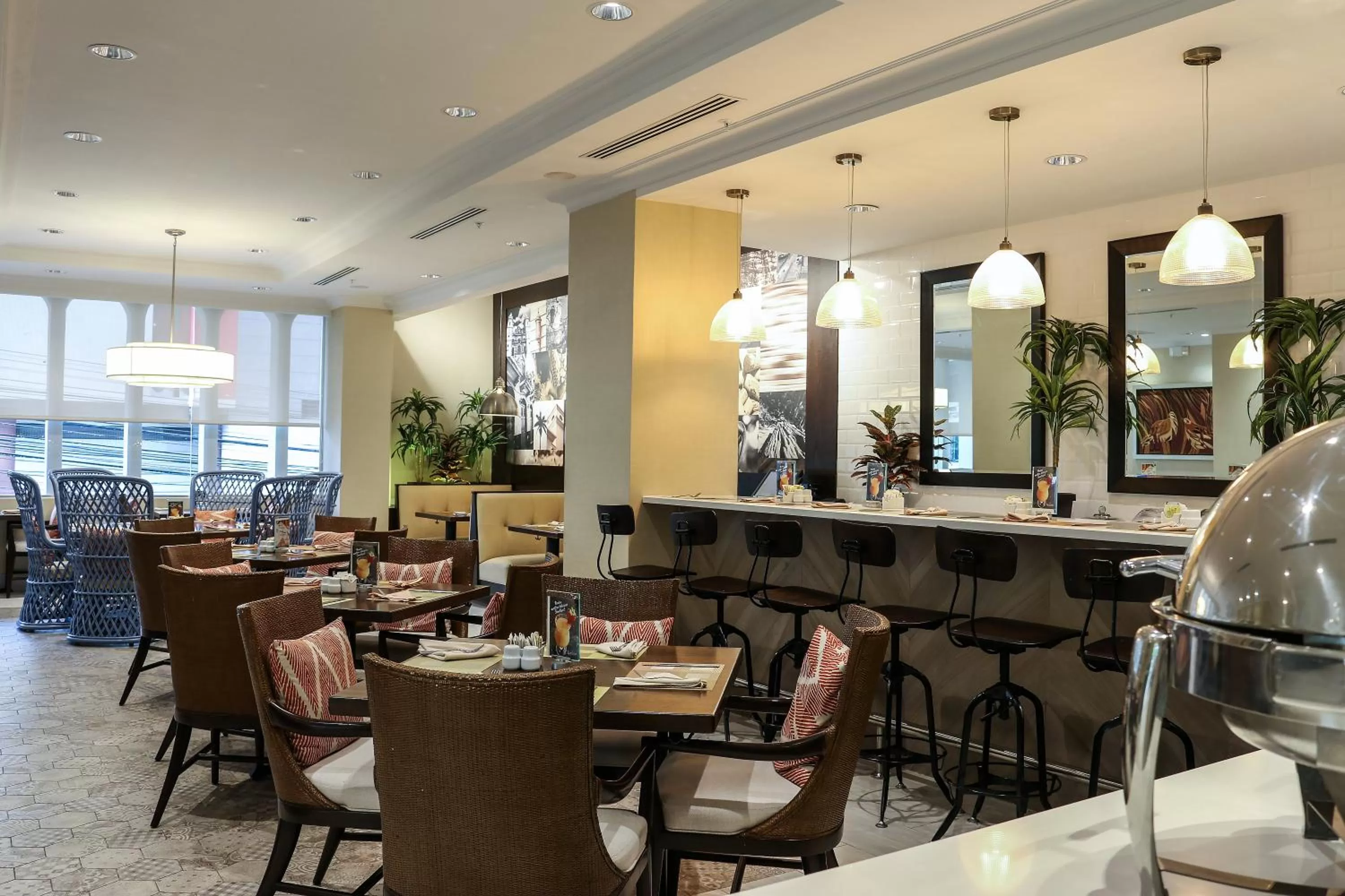 Restaurant/places to eat in The Executive Hotel