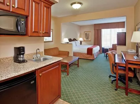 Double Suite - Mobility Access Tub/Non-Smoking in Holiday Inn Express Hotel & Suites Cape Girardeau I-55 by IHG