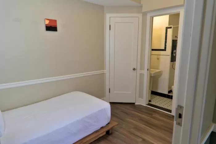 Bathroom, Bed in Hotel Leo