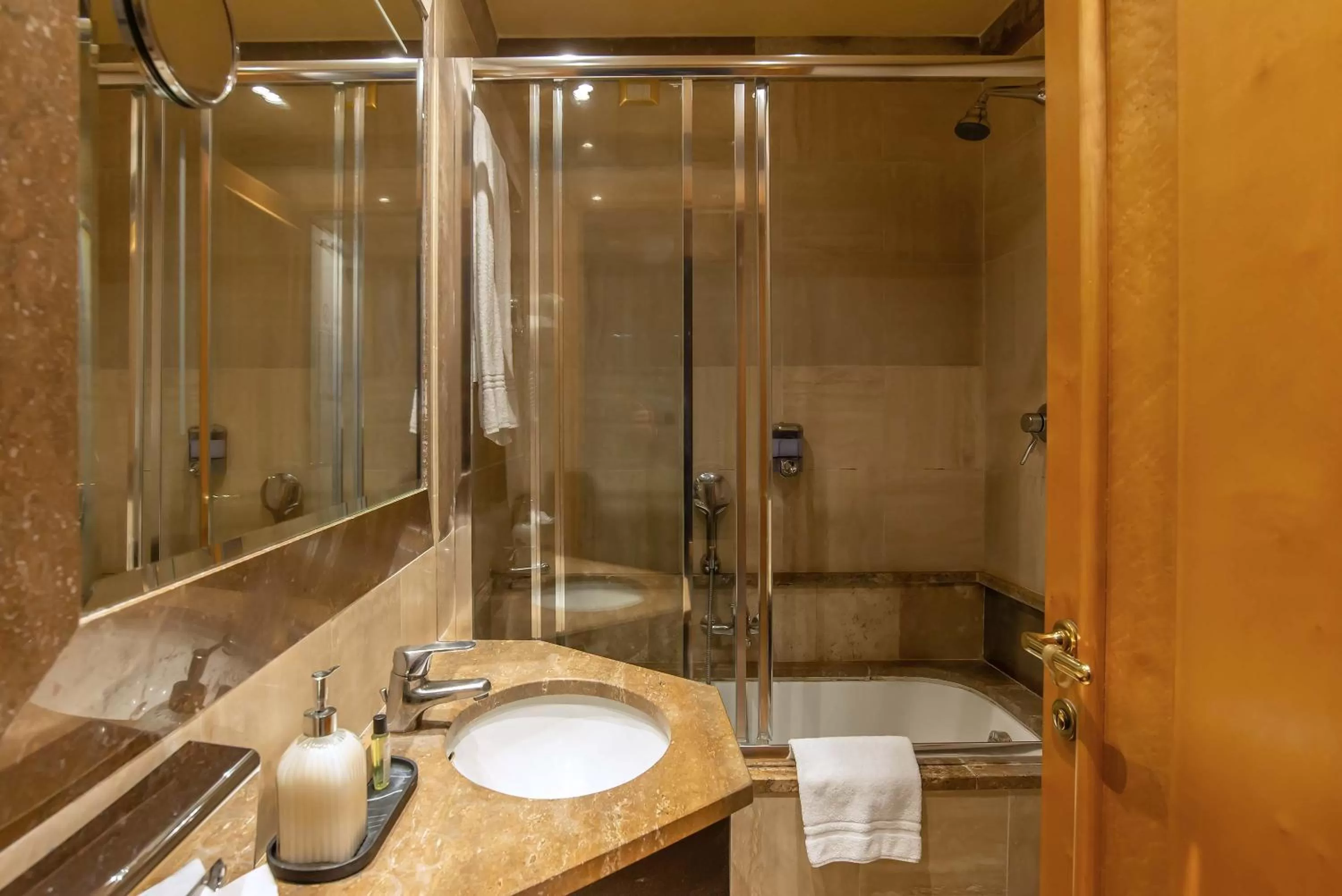 Bathroom in Hotel White