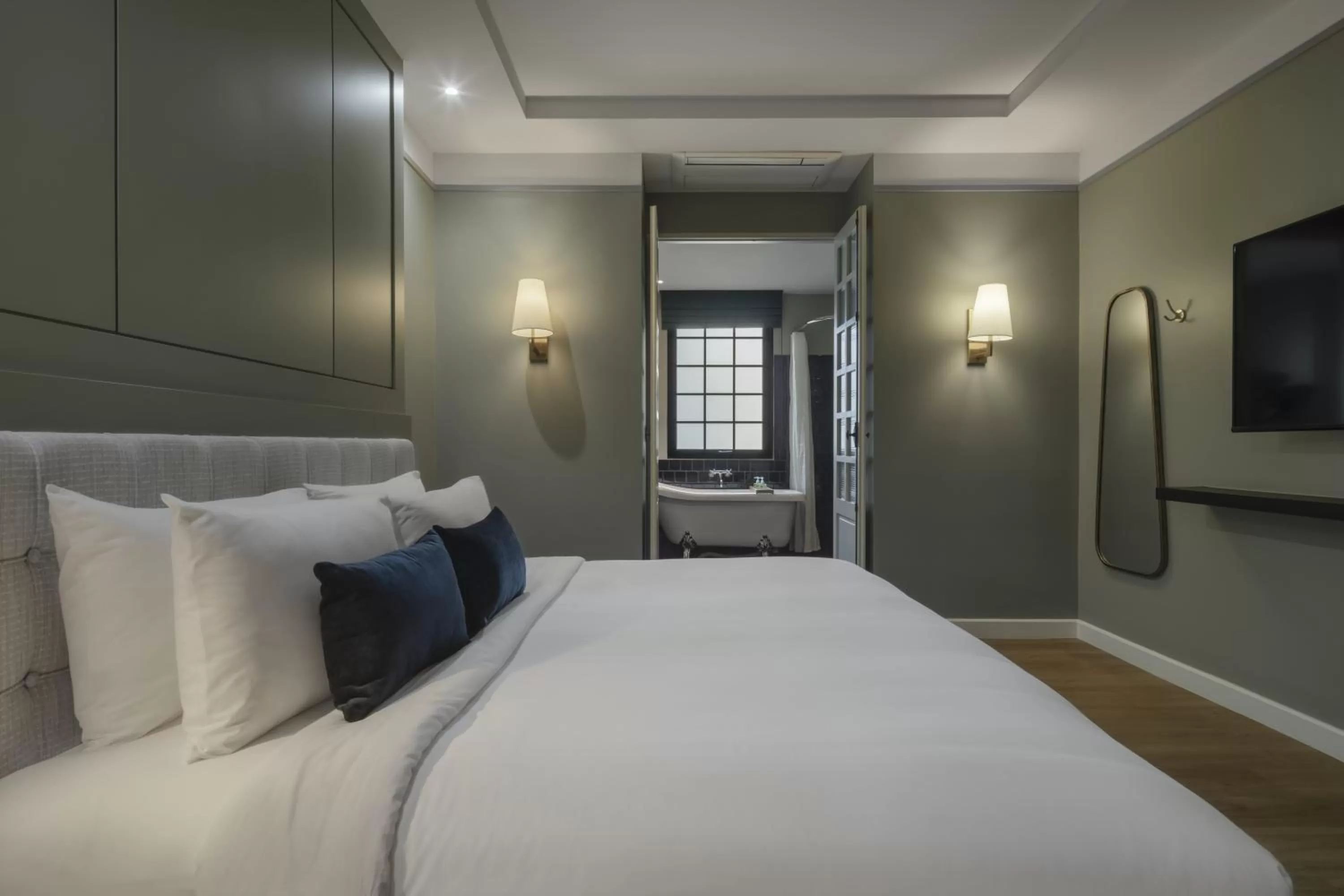 Bedroom, Bed in Hotel Thomas Bangkok