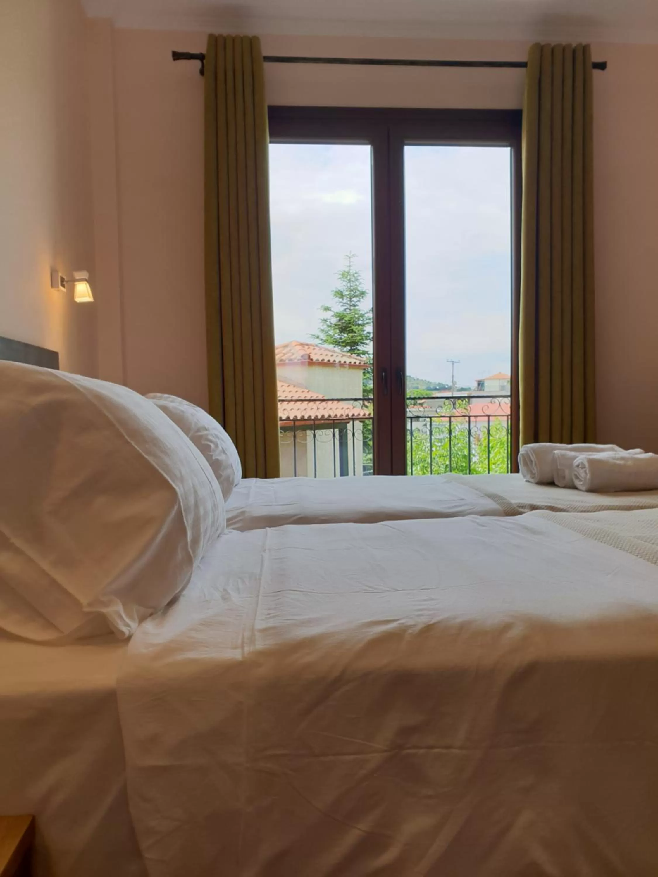 Photo of the whole room, Bed in Mondeus Inn Luxury