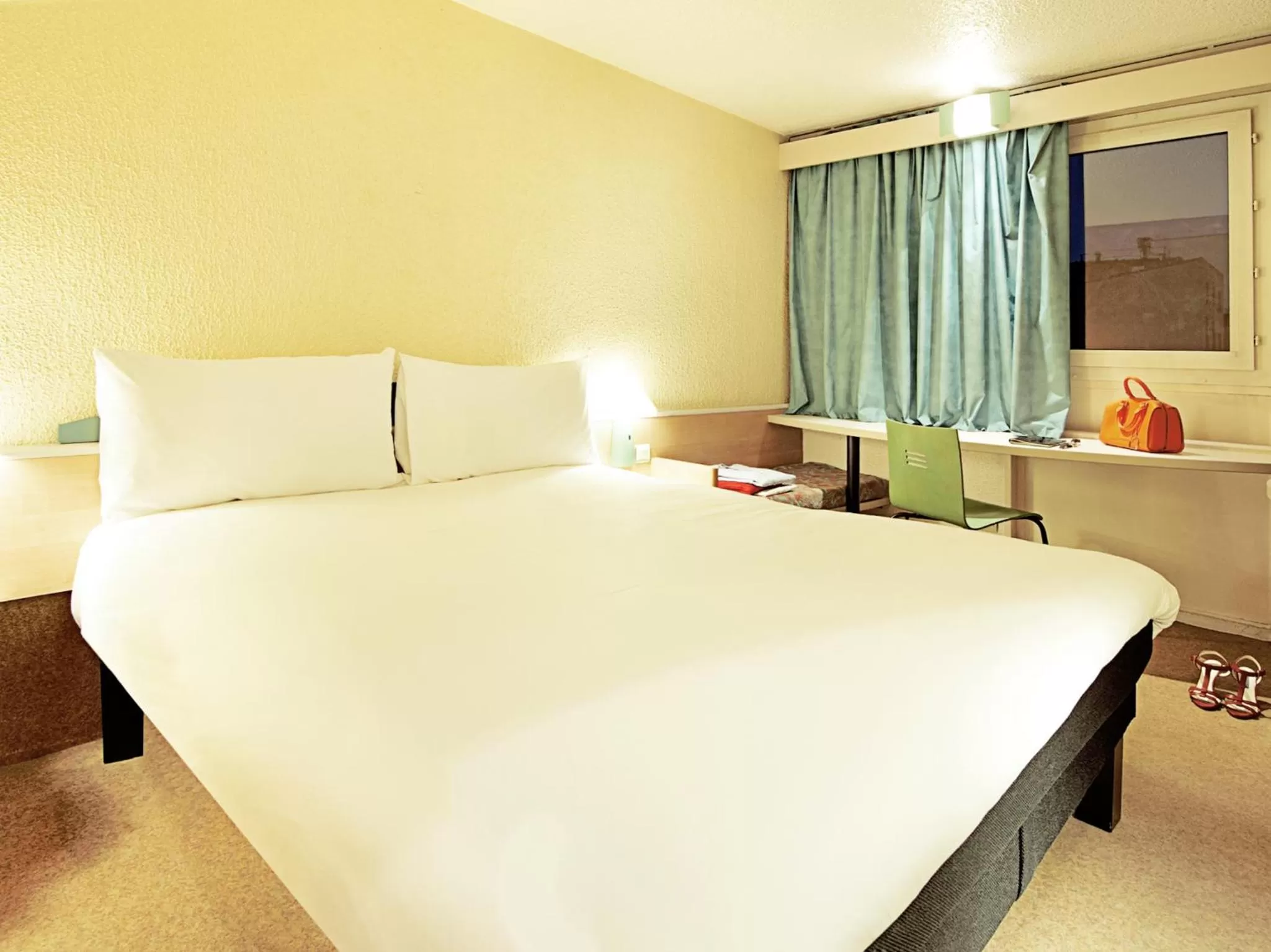 Bed in Hotel ibis Setubal