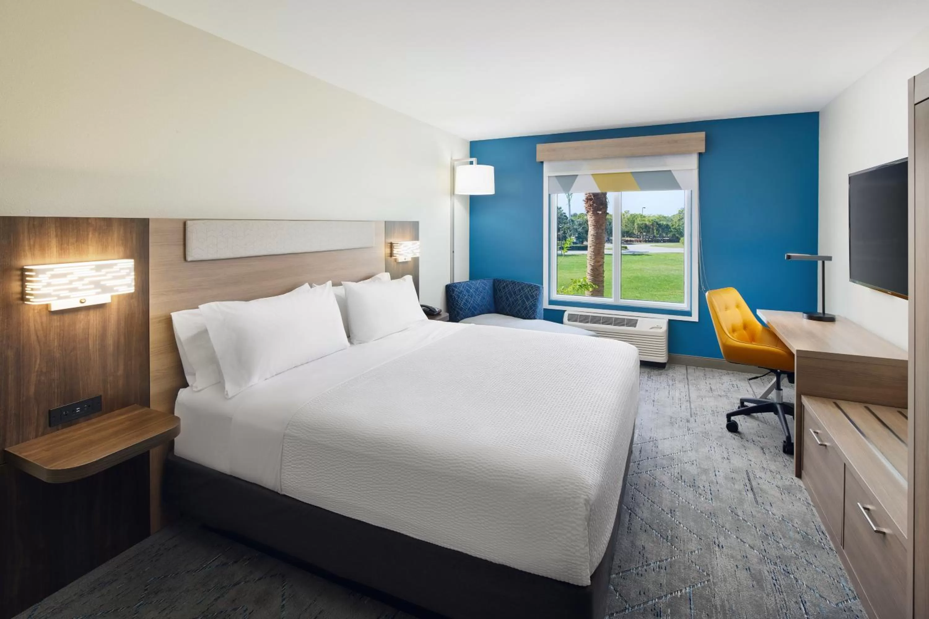 Bed in Holiday Inn Express Hotel & Suites Port St. Lucie West by IHG