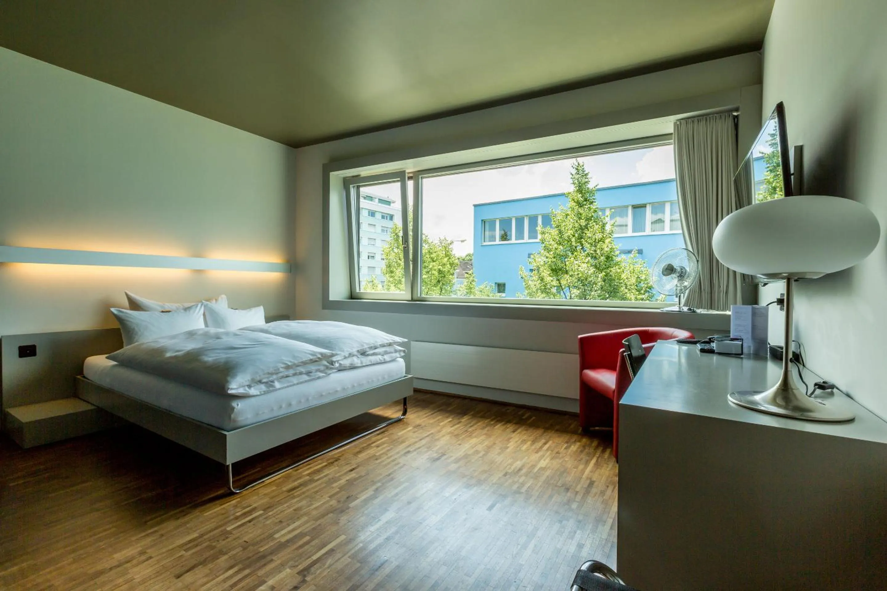 Photo of the whole room, Bed in Dasbreitehotel am Rhein