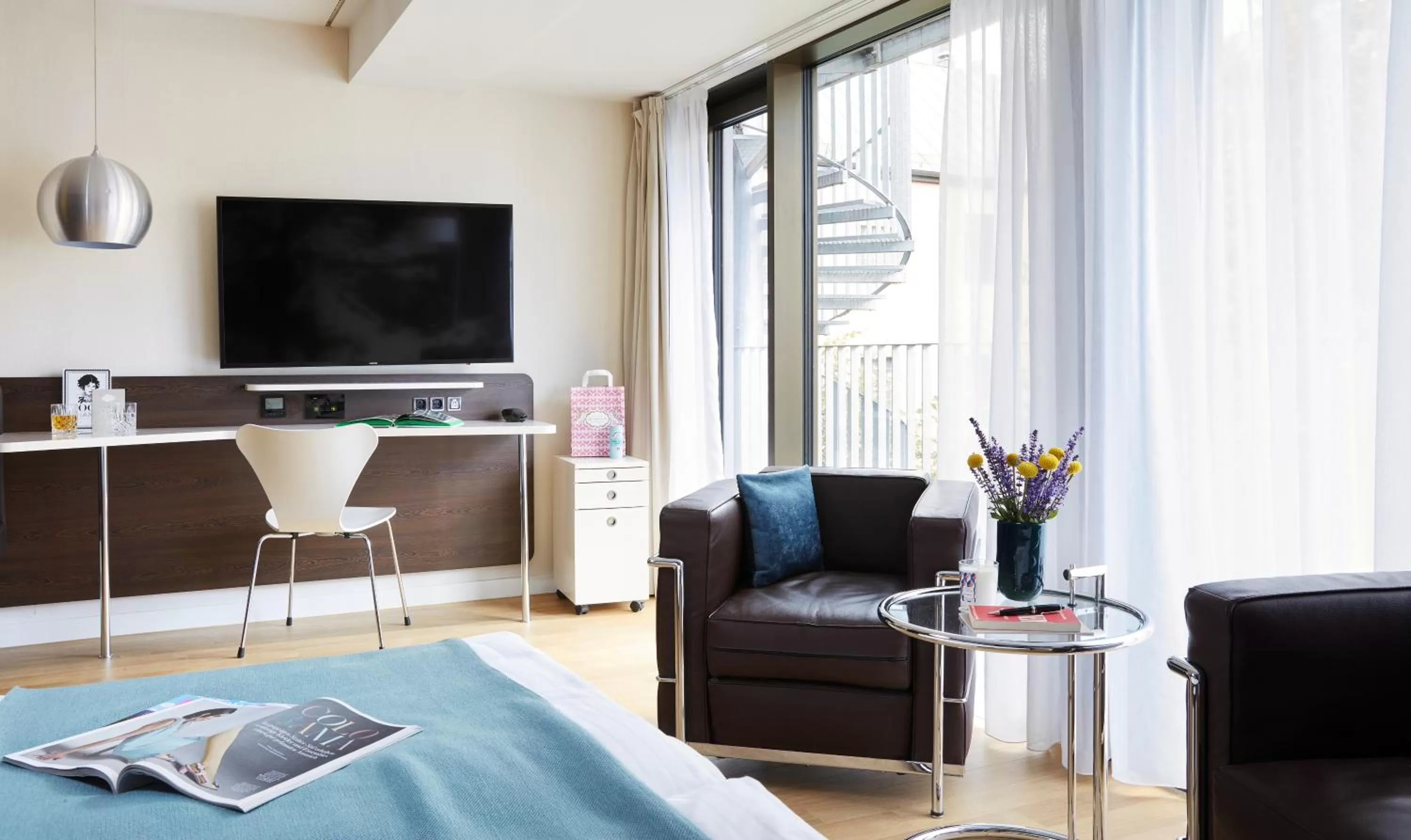 Seating area, Bed in Living Hotel Das Viktualienmarkt