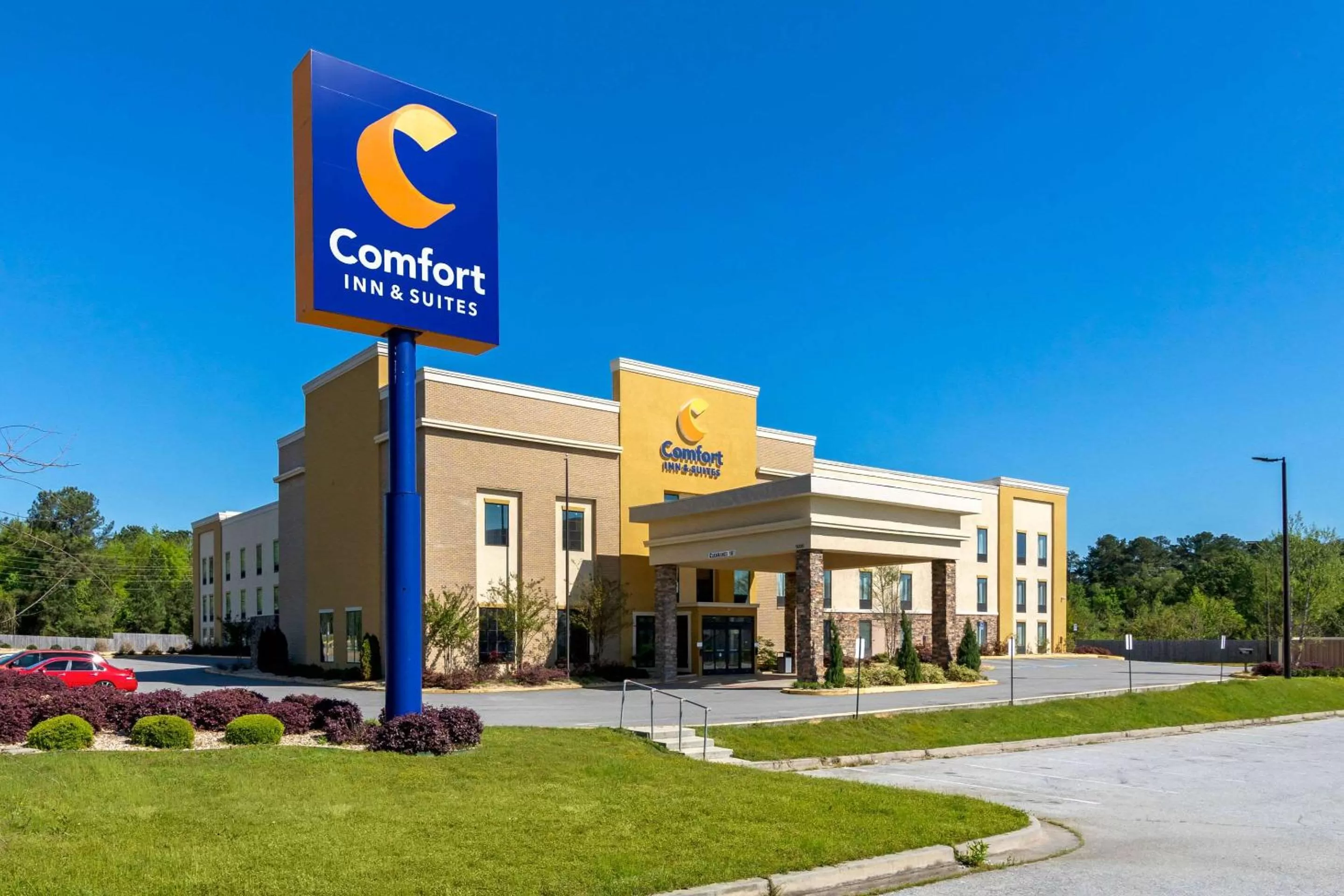 Property building in Comfort Inn & Suites Macon West