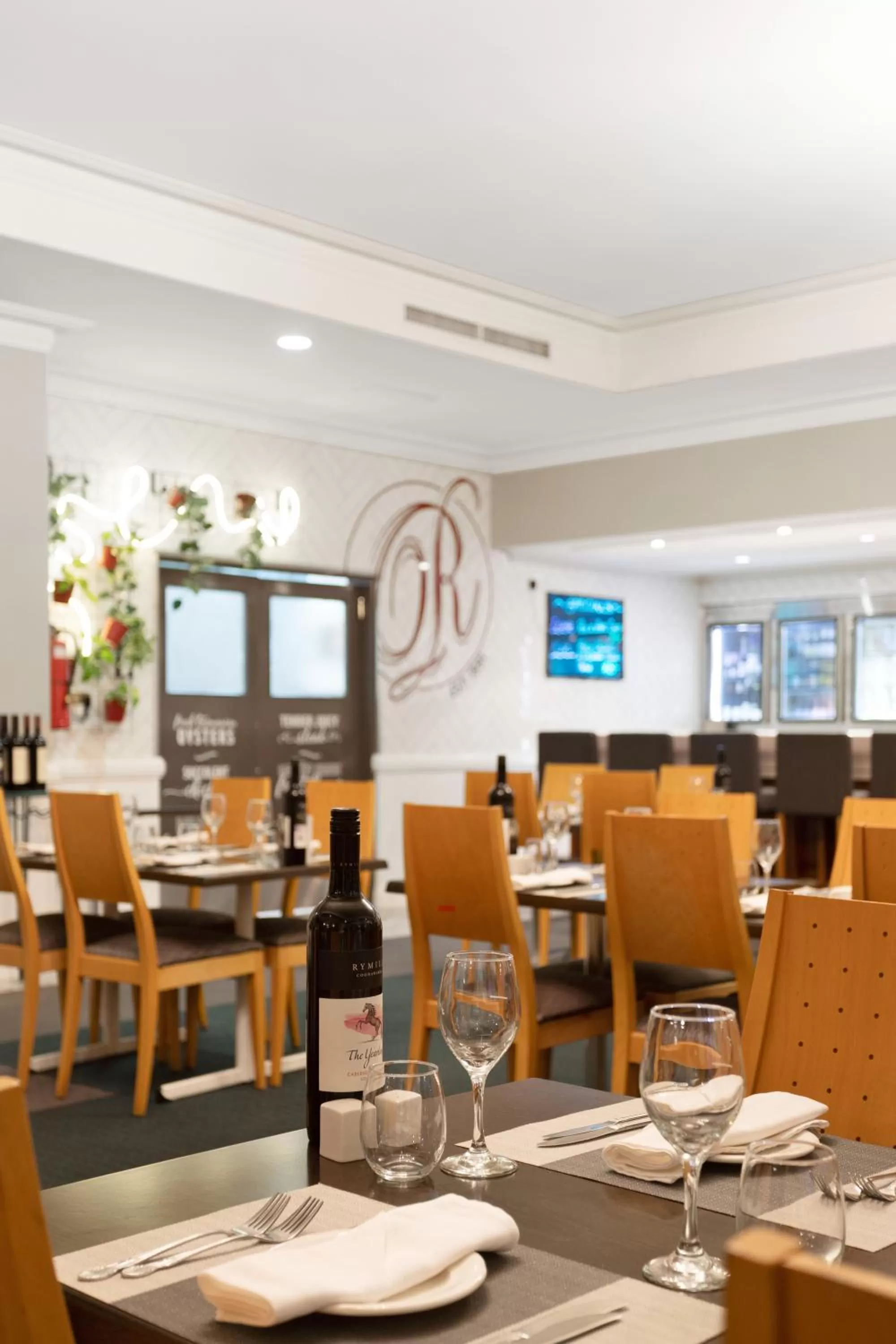 Restaurant/places to eat in Coopers Colonial Motel