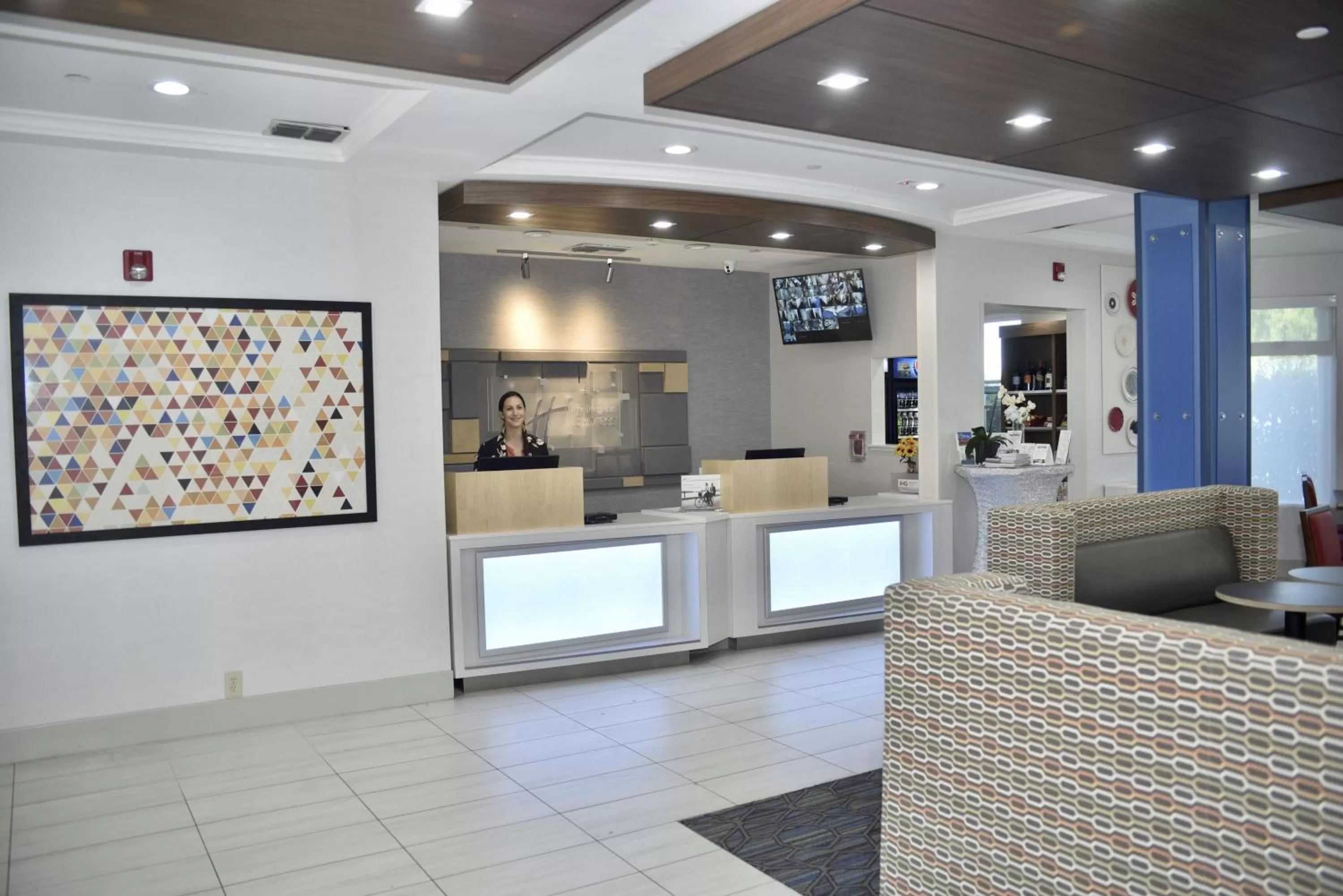 Lobby or reception in Holiday Inn Express Windsor Sonoma Wine Country by IHG