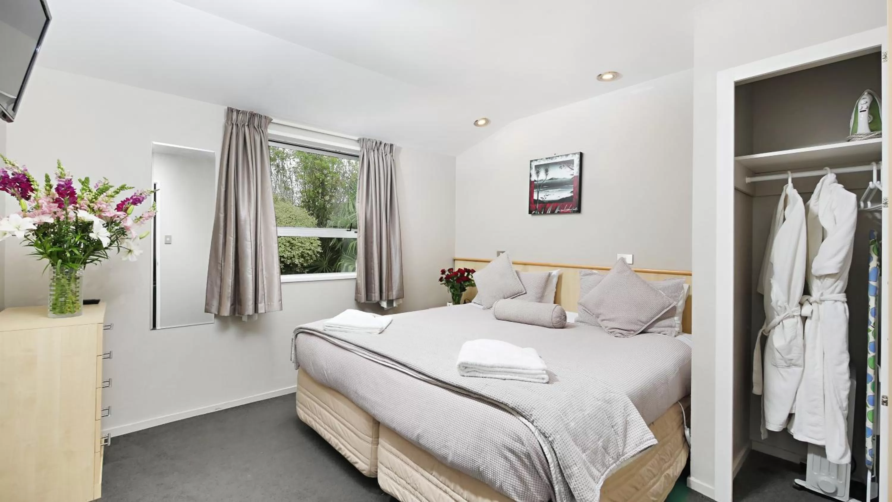 Bedroom, Bed in Arthur's Court Motor Lodge