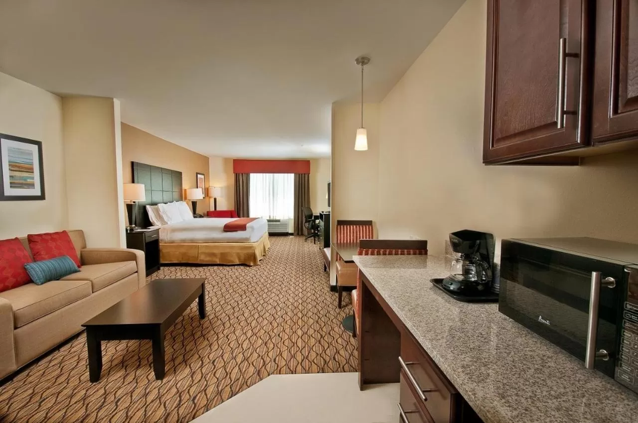 Coffee/tea facilities, Bed in Holiday Inn Express Hotel and Suites Pearsall by IHG