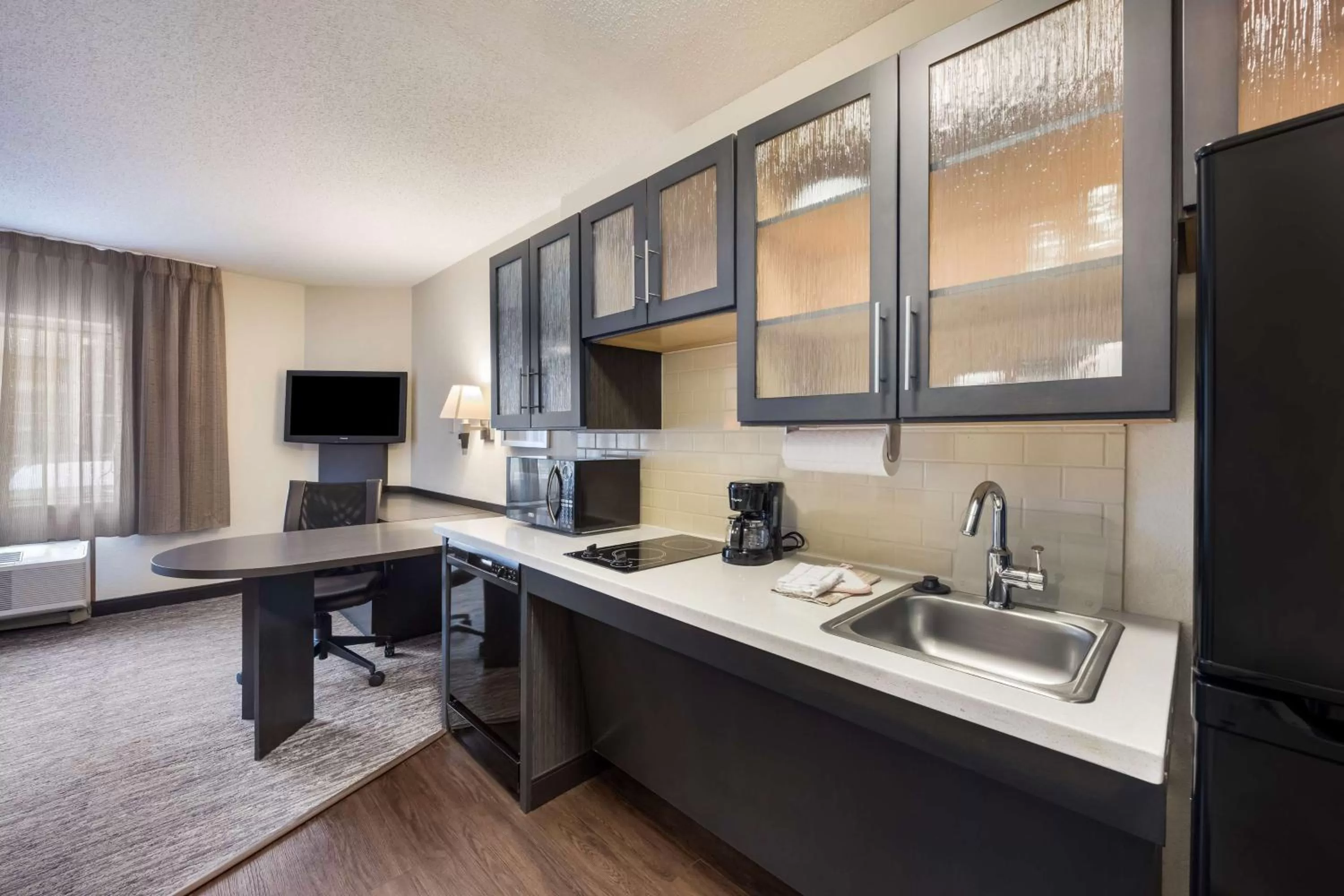 Kitchen or kitchenette in Sonesta Simply Suites Nashville Brentwood