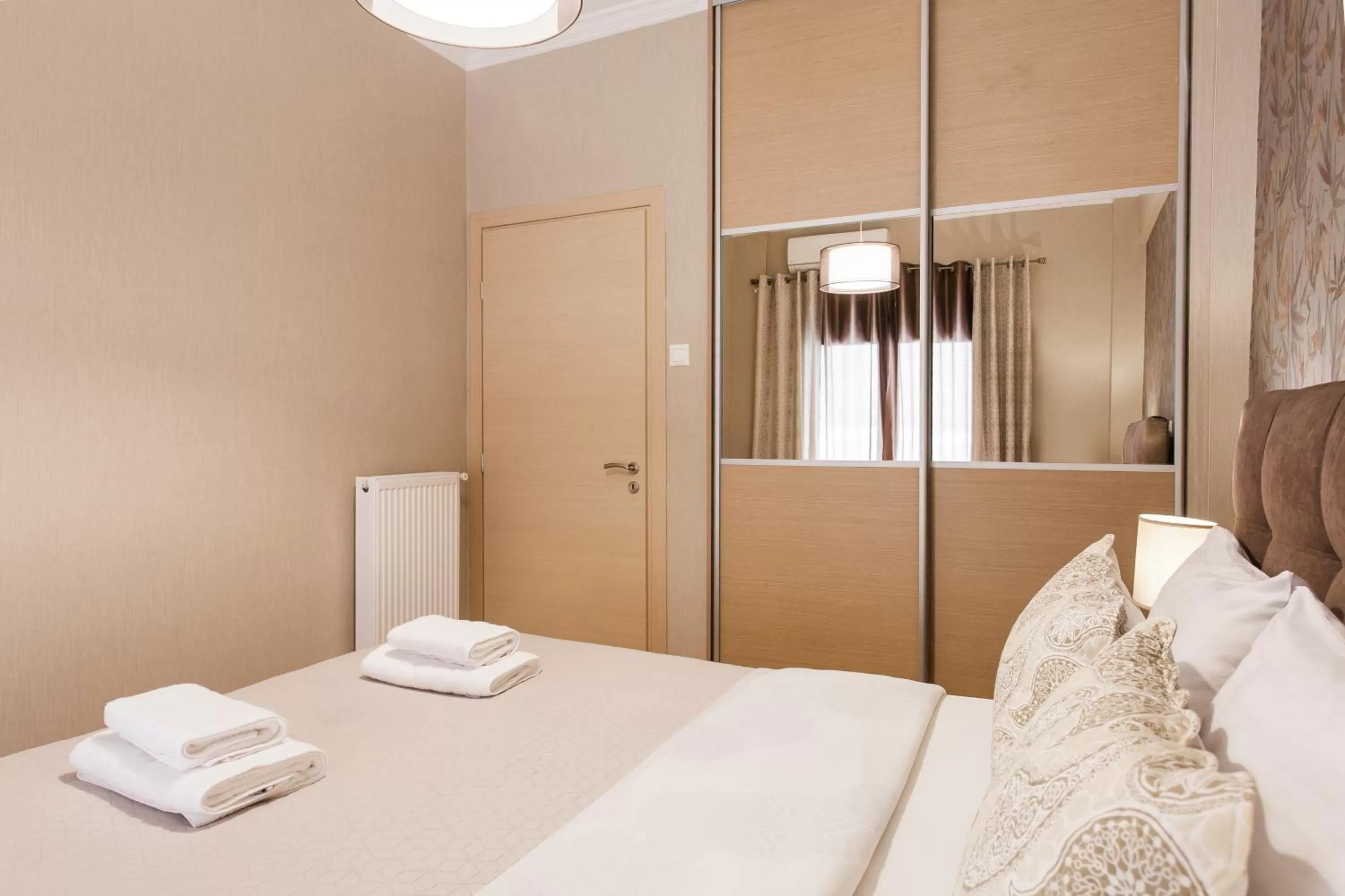 Bed in Nicholas Point Apartments and Rooms