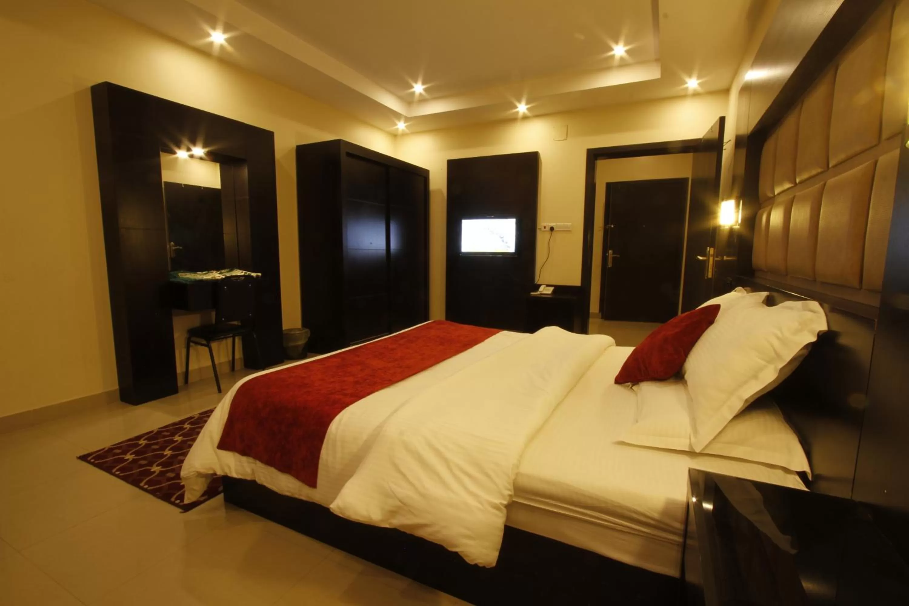 Photo of the whole room, Bed in Manazel Al Hamra Apartment 2