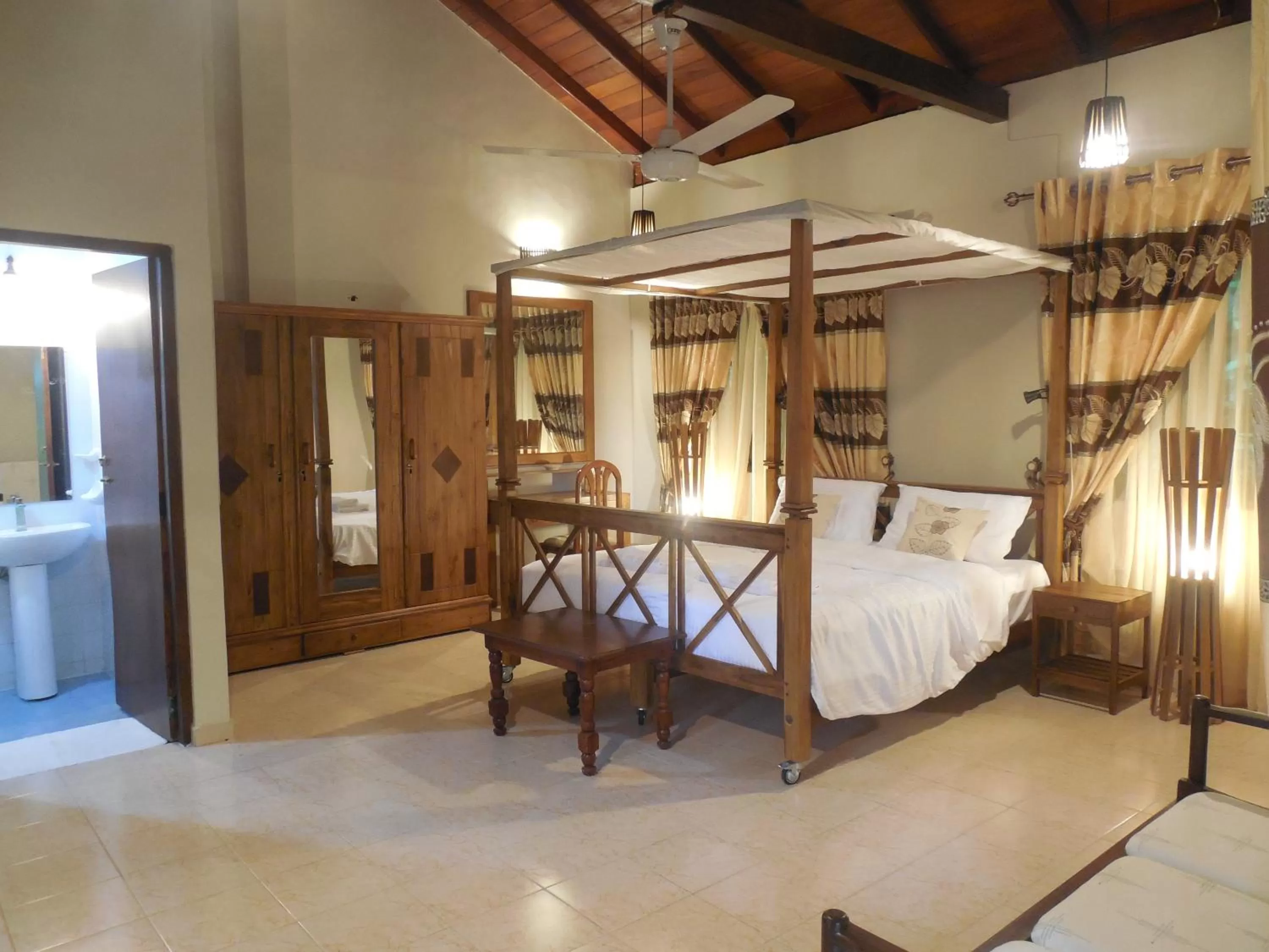 Property building, Bunk Bed in Le leopard d 'argent