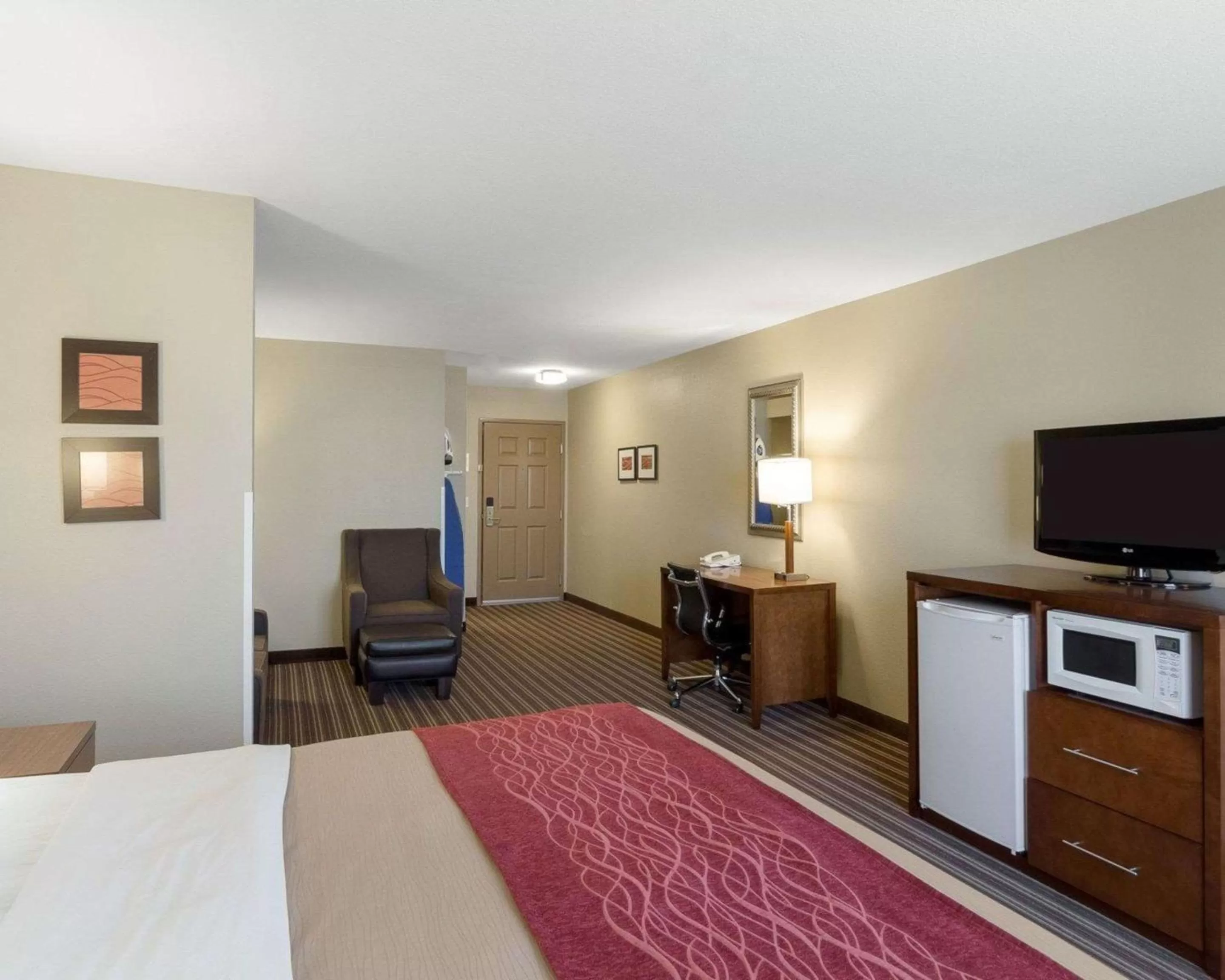 Photo of the whole room, Bed in Comfort Inn & Suites Fayetteville-University Area