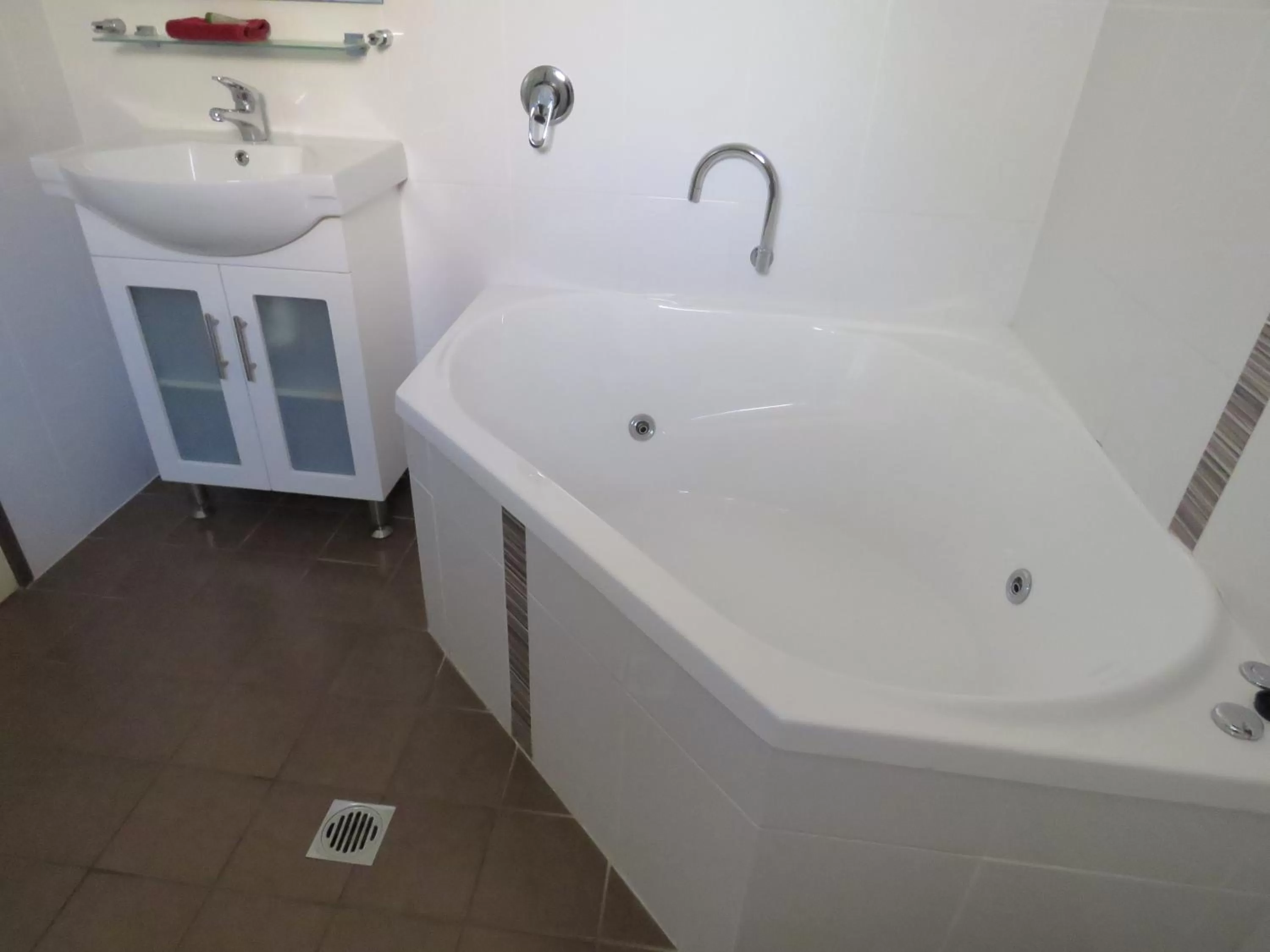 Bathroom in Emerald Gardens Motel & Apartments