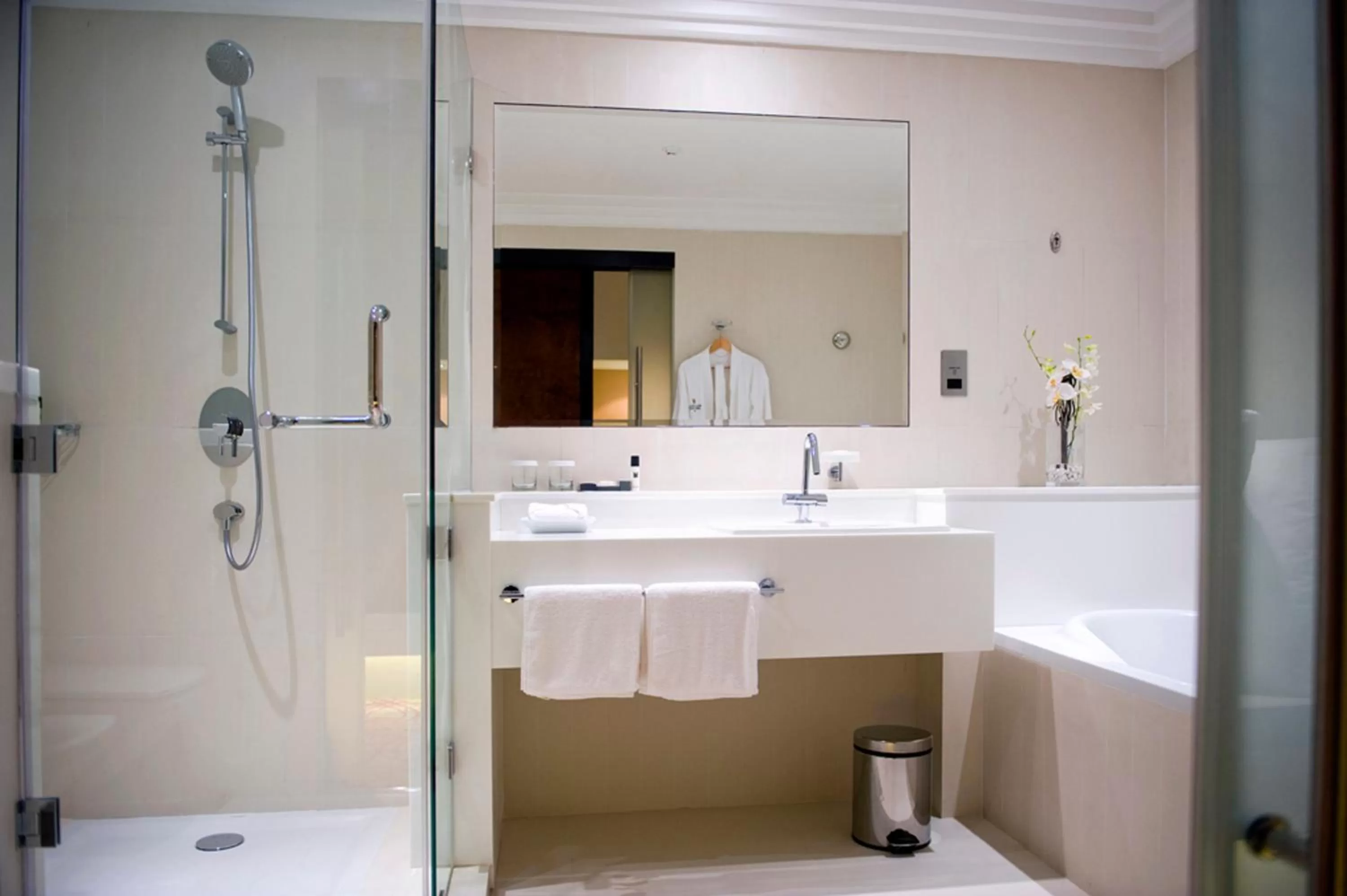 Shower in Millennium Airport Hotel Dubai