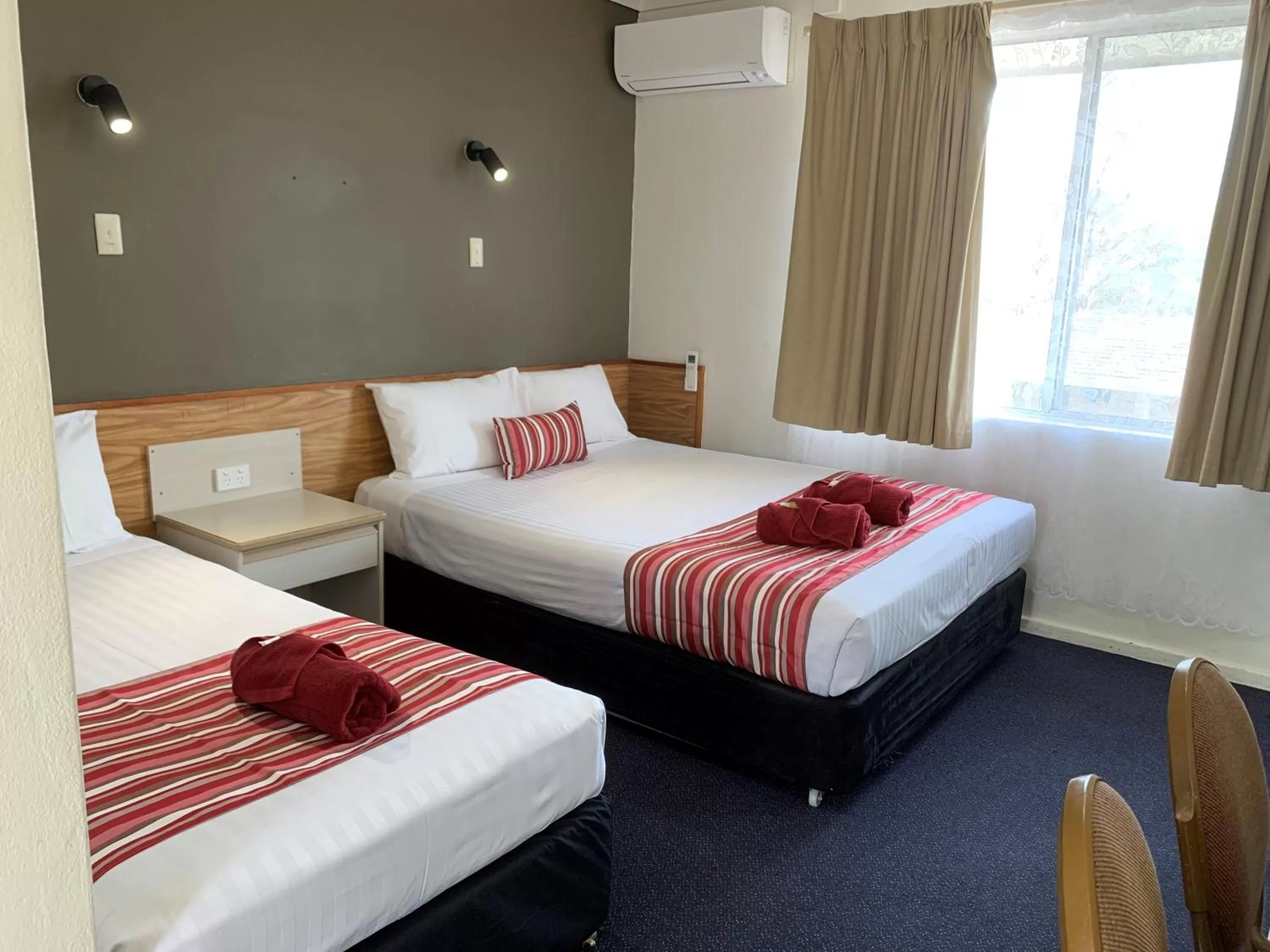 Bed in Panorama Motor Inn