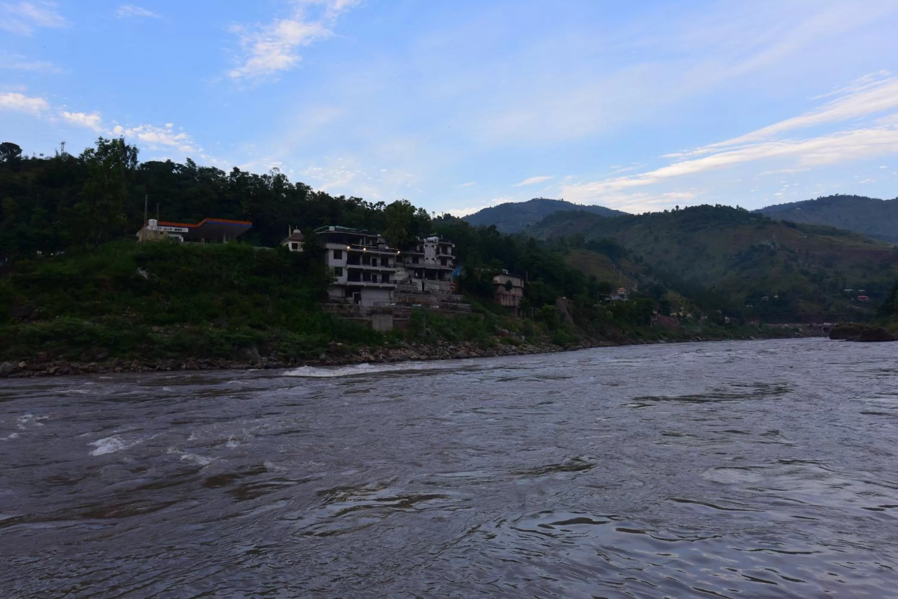 Property building in Hotel La Orilla Muzaffarabad