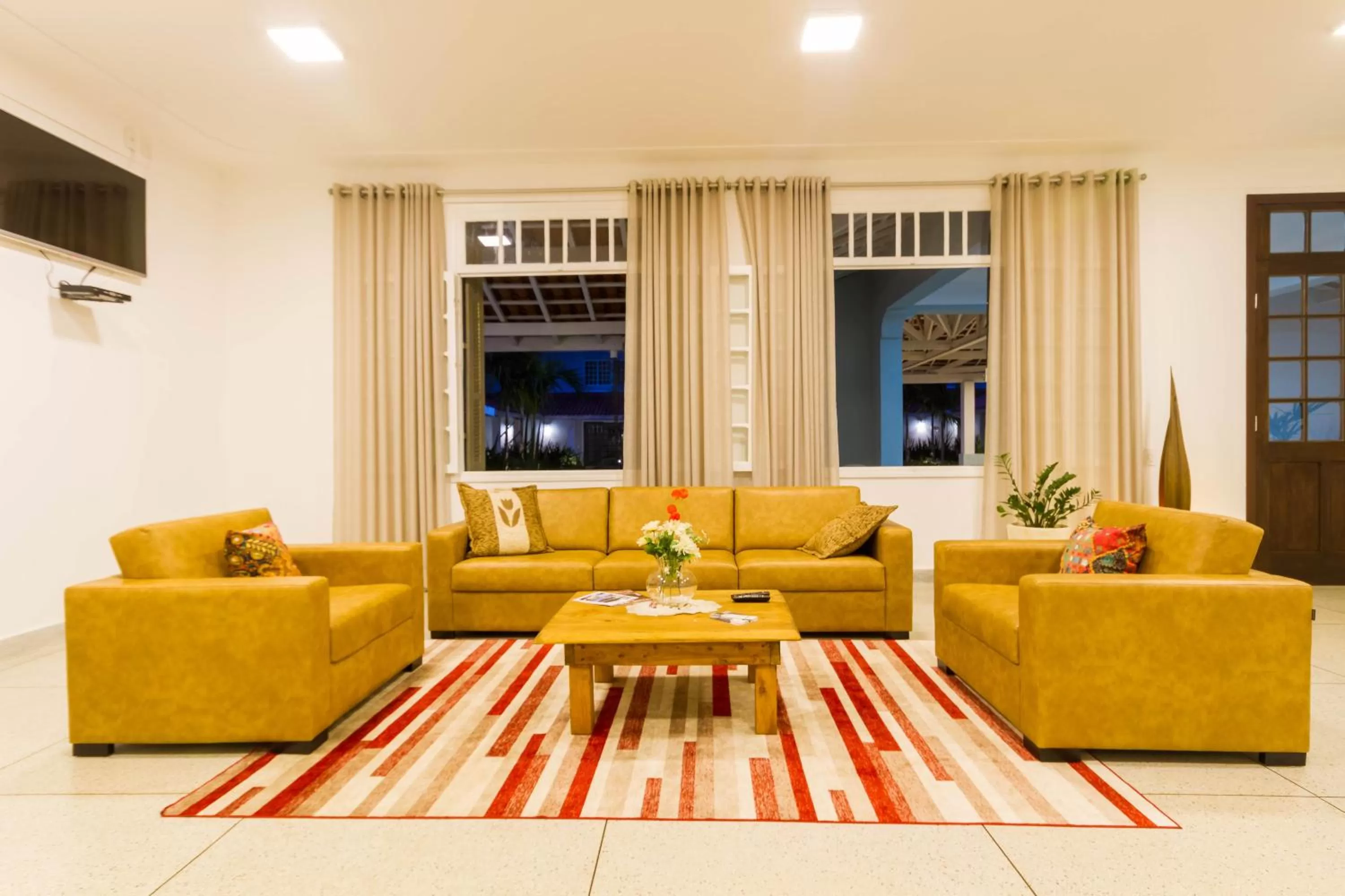 Communal lounge/ TV room, Seating Area in Pousada Sagrados Corações