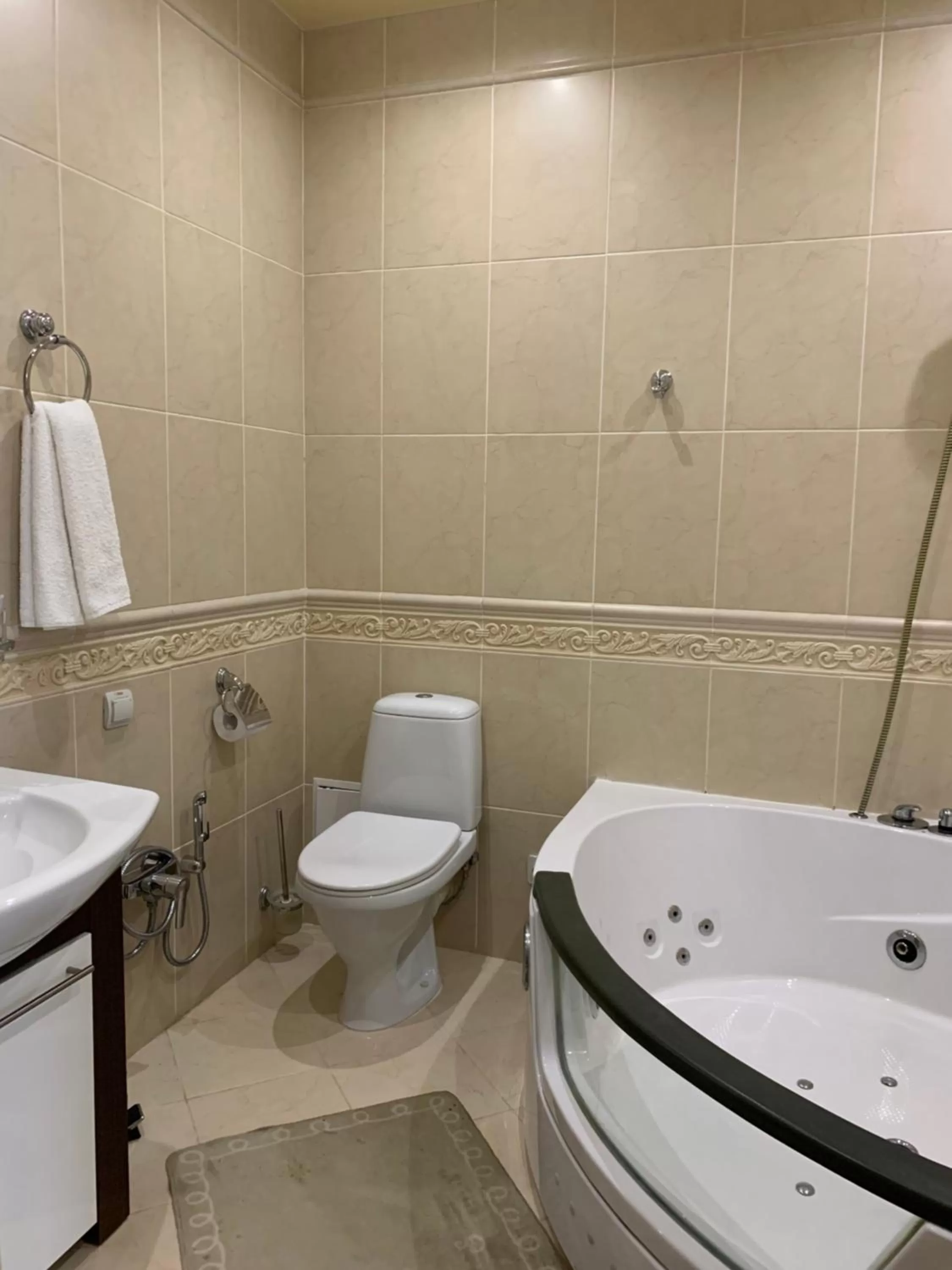 Bathroom in Hotel Prydesnyansky