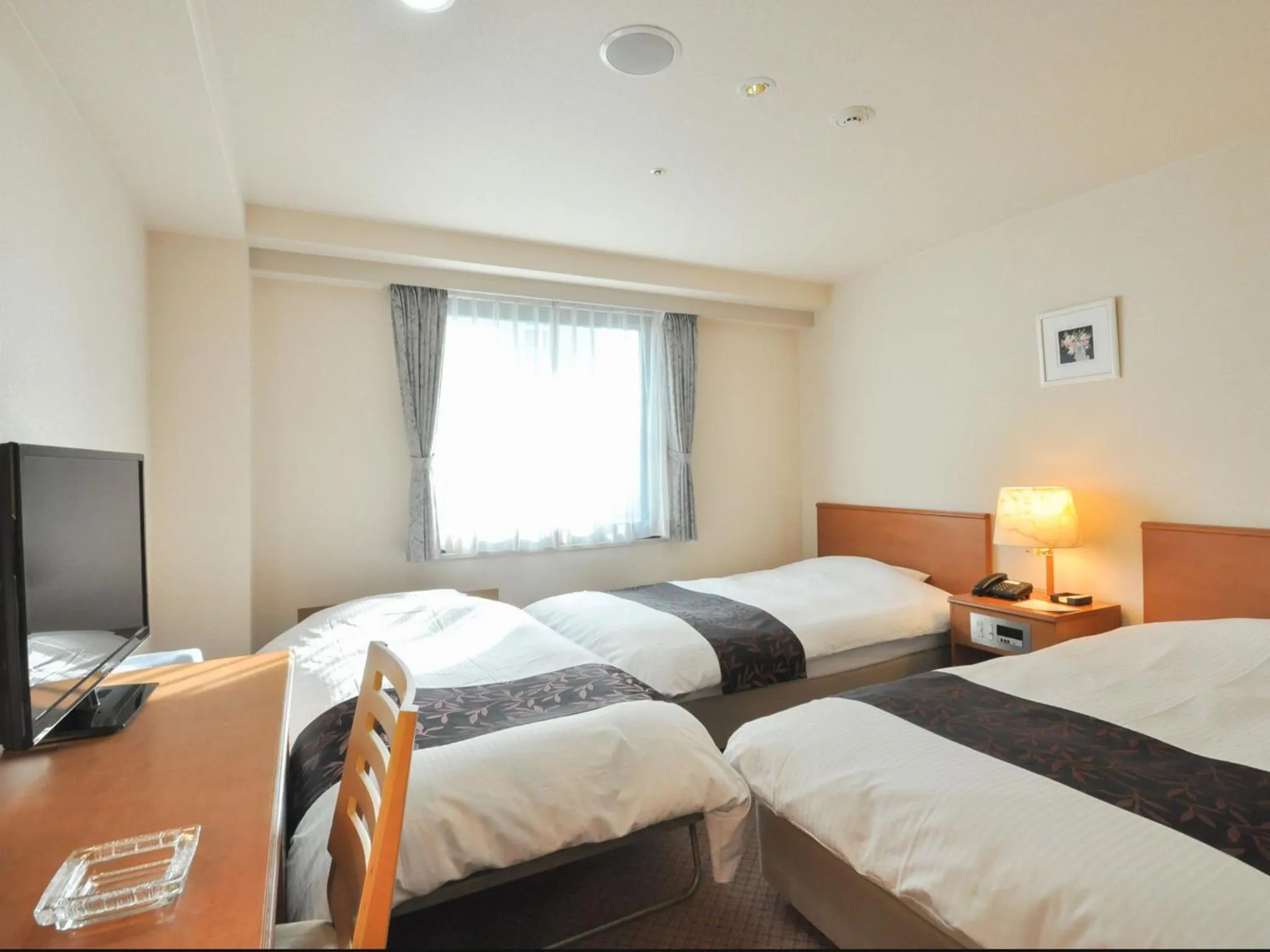 Photo of the whole room, Bed in Kobe City Gardens Hotel (Formally Hotel Kobe Shishuen)