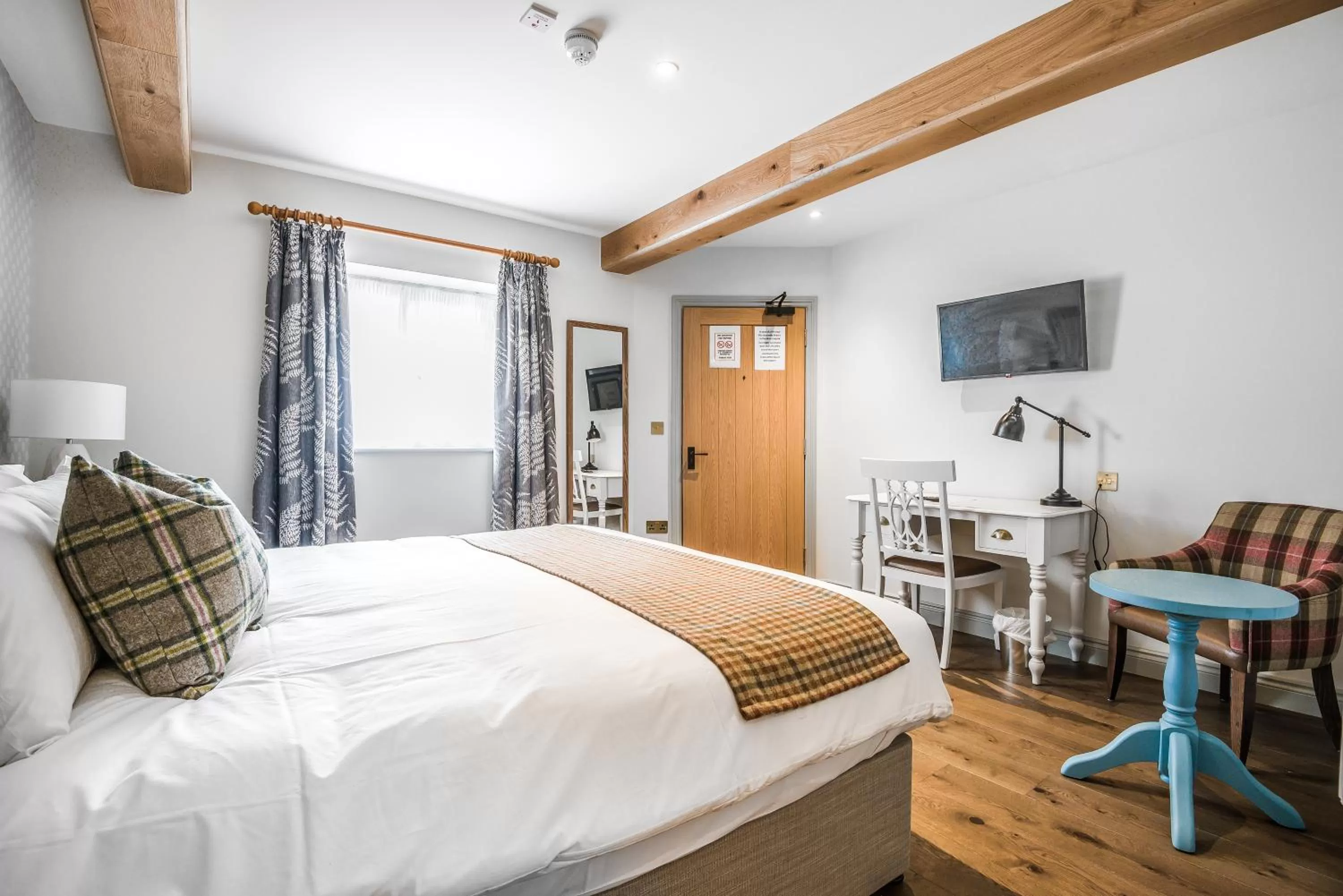 Bedroom, Bed in The Walhampton Arms