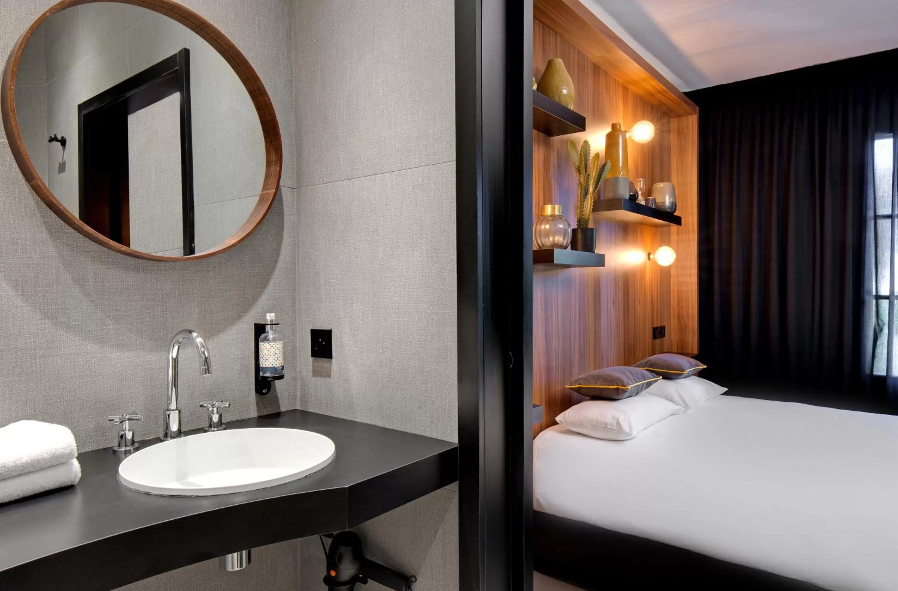 Shower, Bed in Hôtel Montmorency & Spa