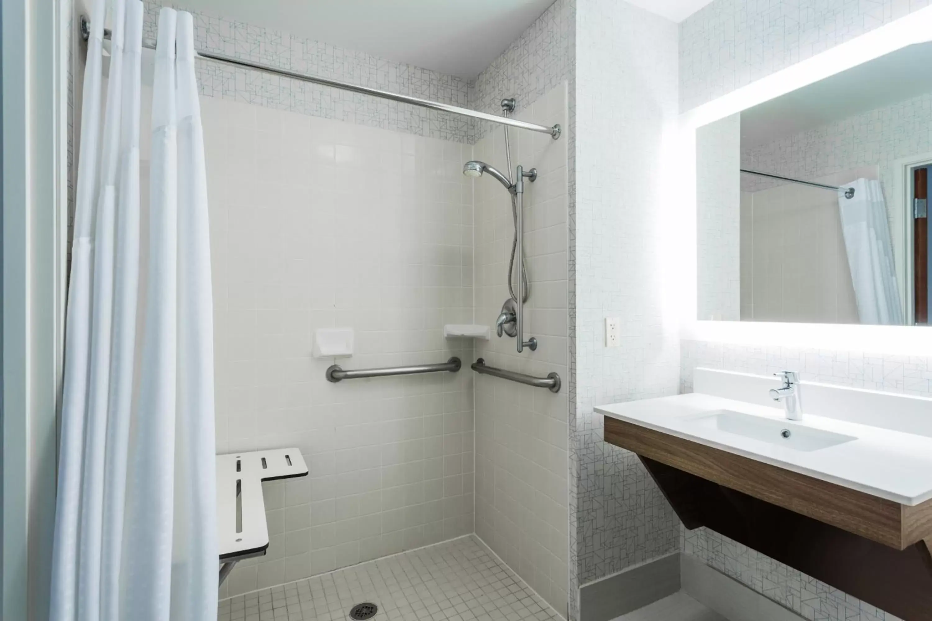 Double Room with Bath Tub - Disability Access/Non-Smoking in Holiday Inn Express Hotel and Suites Petersburg - Fort Lee, an IHG Hotel Double Room with Bath Tub - Disability Access/Non-Smoking in Holiday Inn Express Hotel and Suites Petersburg - Fort Lee, an IHG Hotel