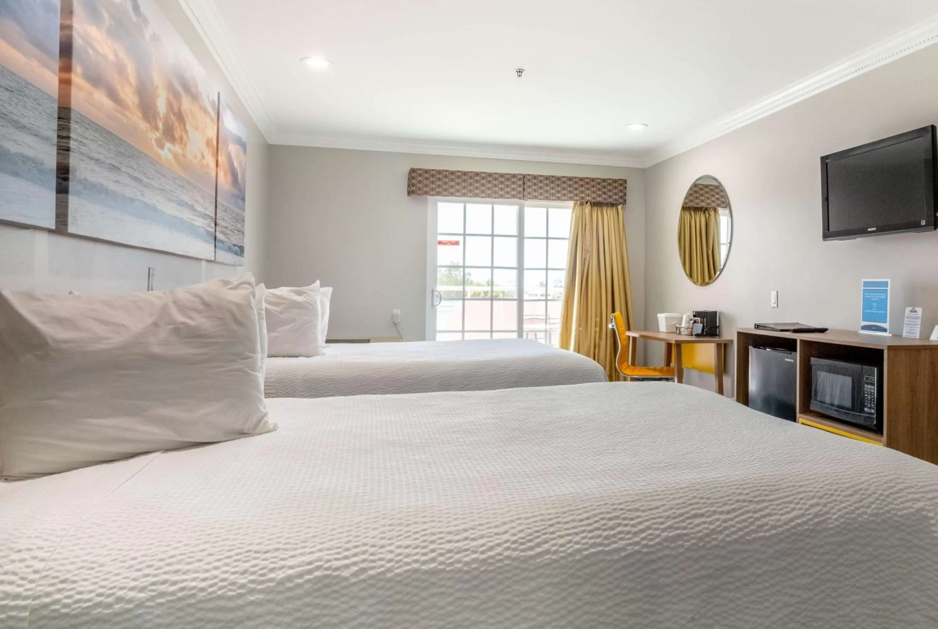 Bedroom, Bed in Days Inn by Wyndham Santa Monica