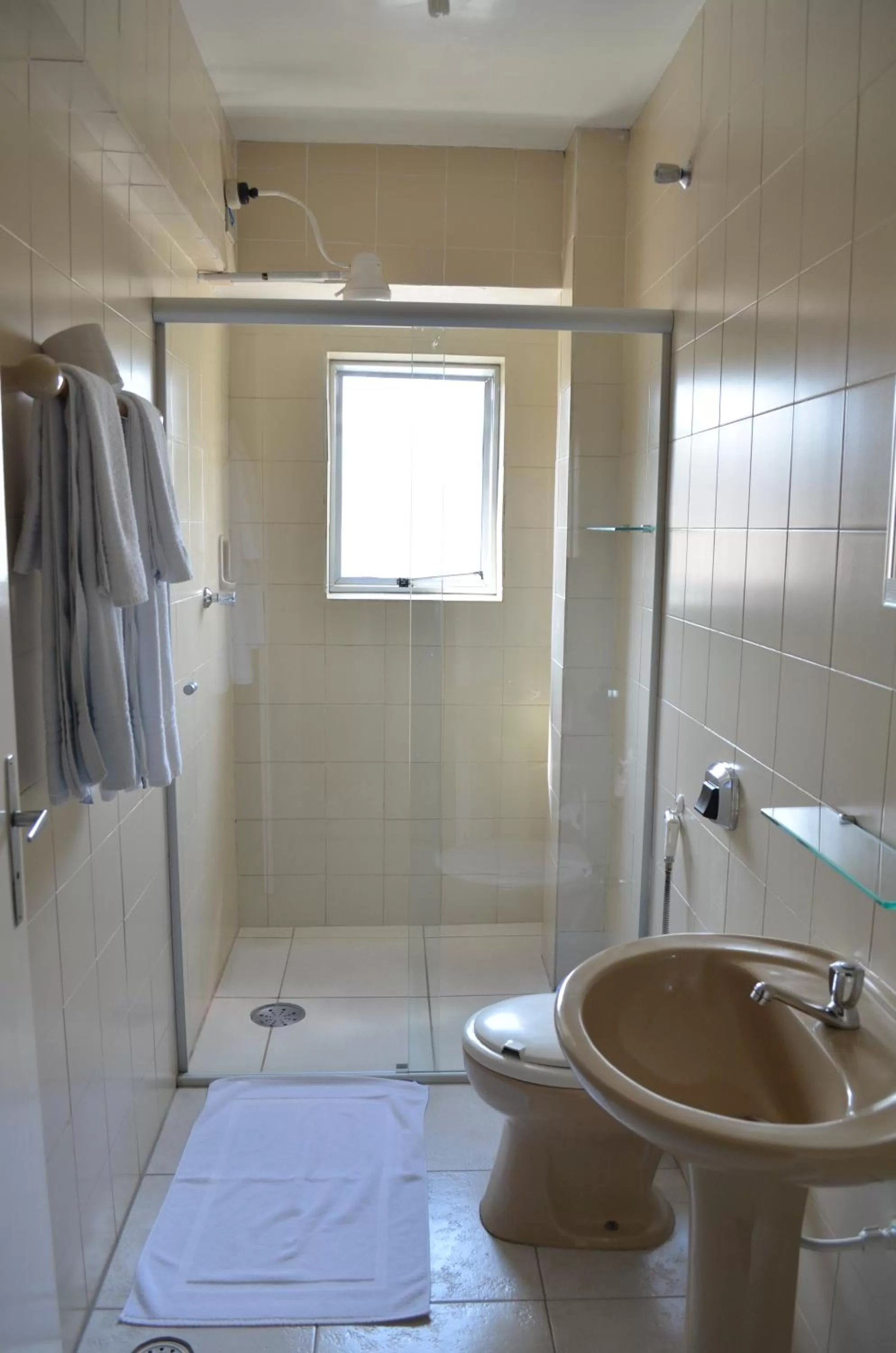 Shower, Bathroom in Calabreza Hotel e Restaurante - By UP Hotel