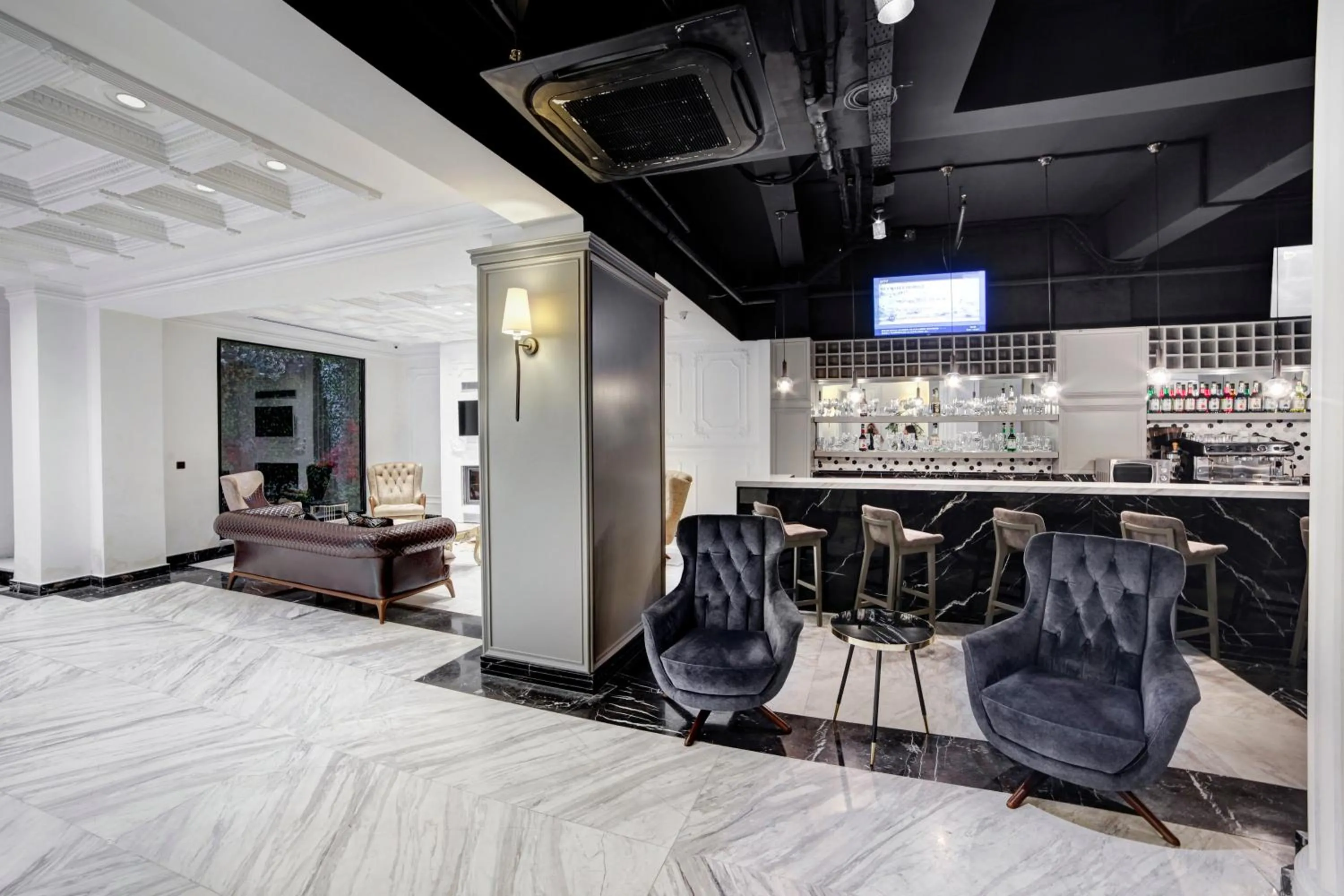 Lounge or bar in White Monarch Hotel