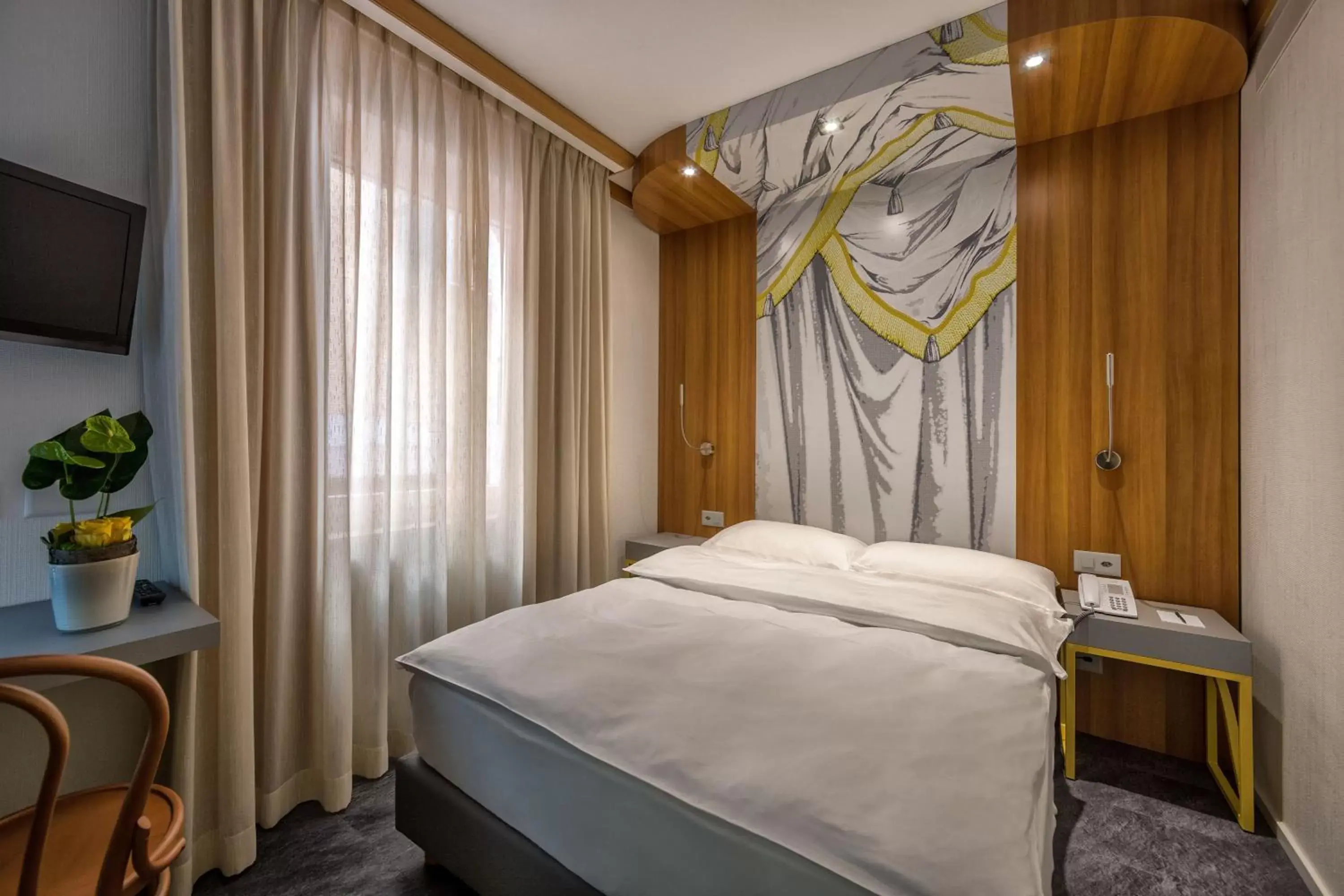 Budget Single Room with Courtyard View in Albergo Carcani by Ketty & Tommy Budget Single Room with Courtyard View in Albergo Carcani by Ketty & Tommy