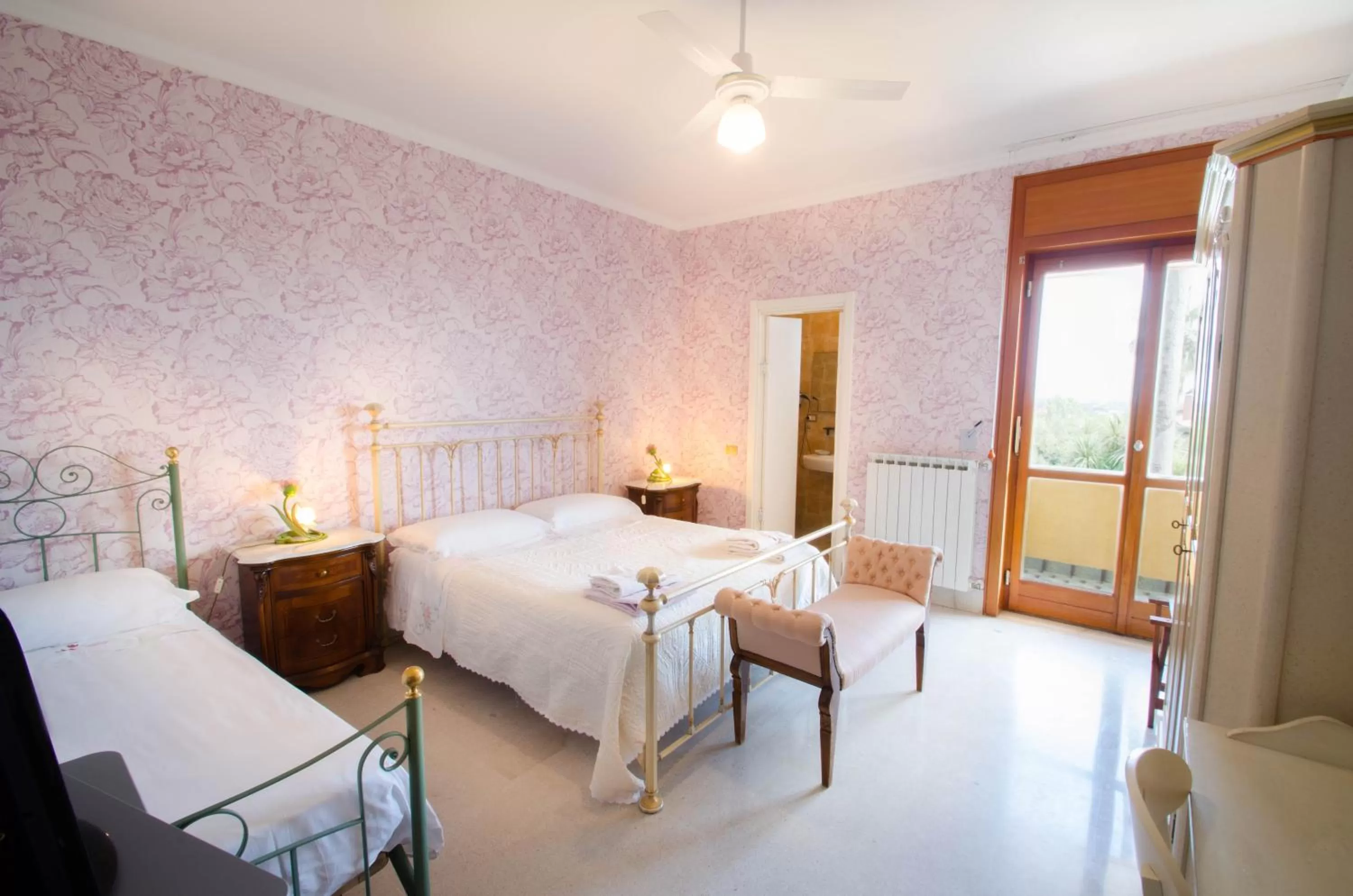 Photo of the whole room, Bed in La Magnolia B&B