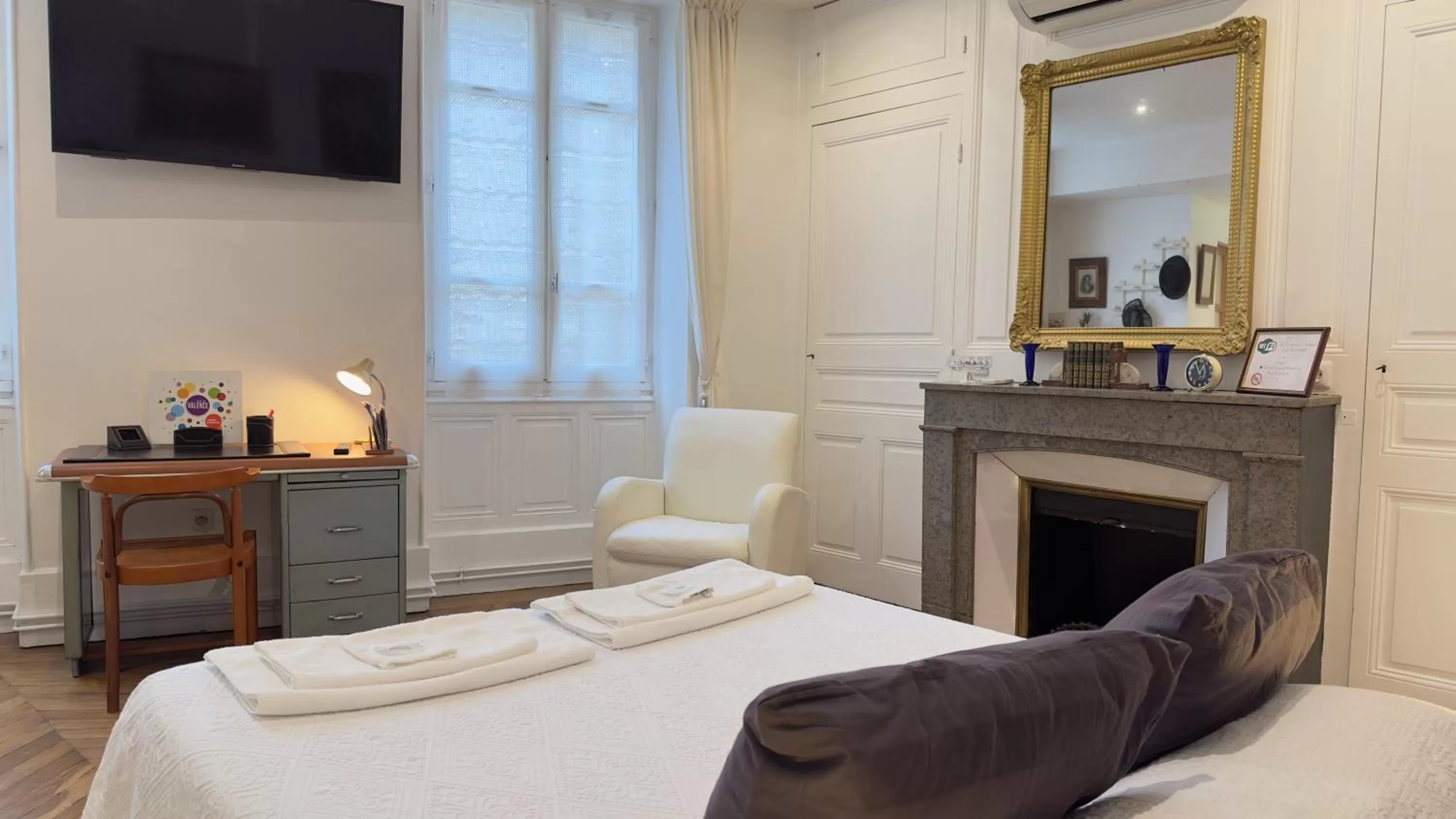 Bedroom, Bed in Chambre de charme au coeur du vieux Valence -Confort & Calme