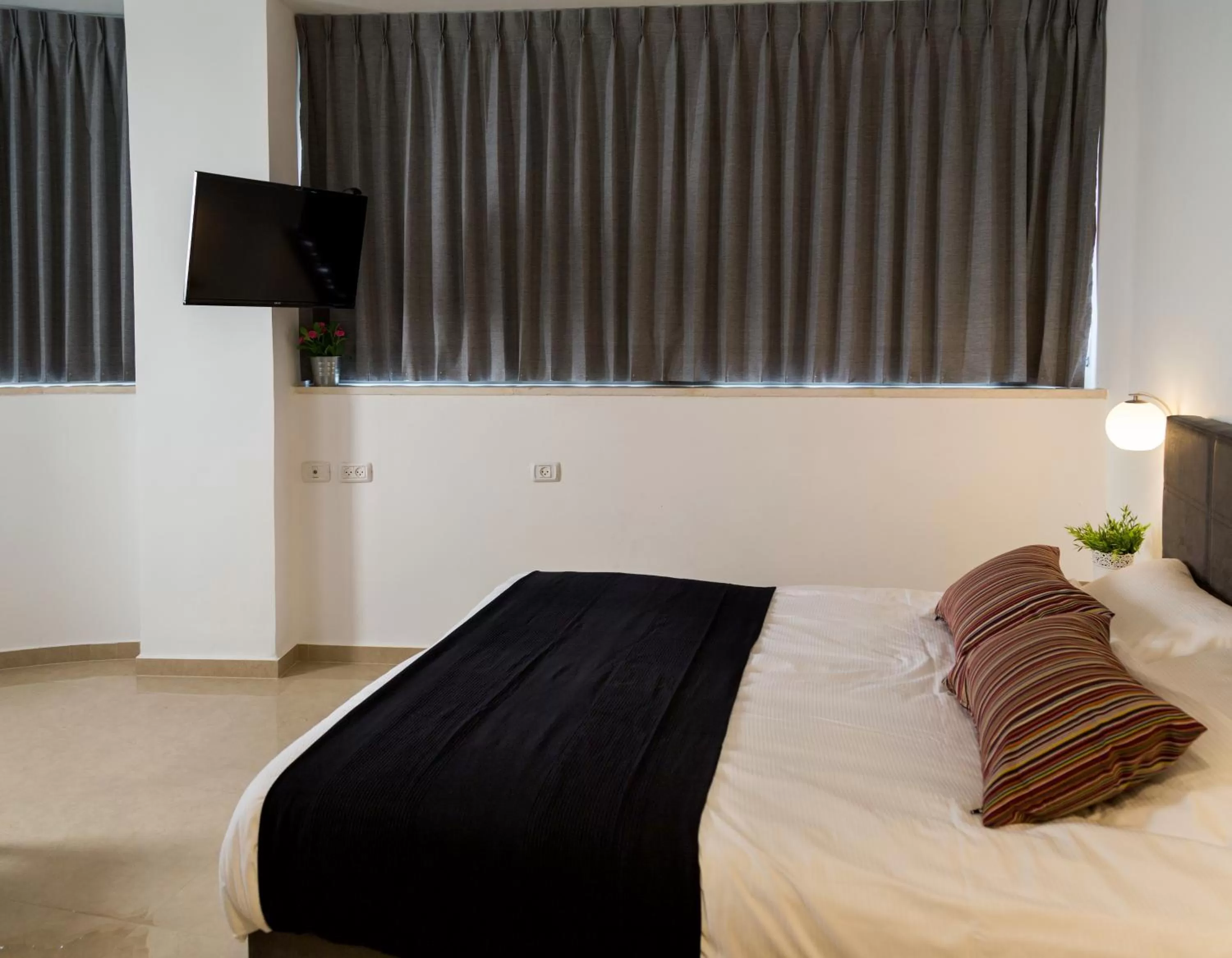 Bedroom in Johnny Hotel