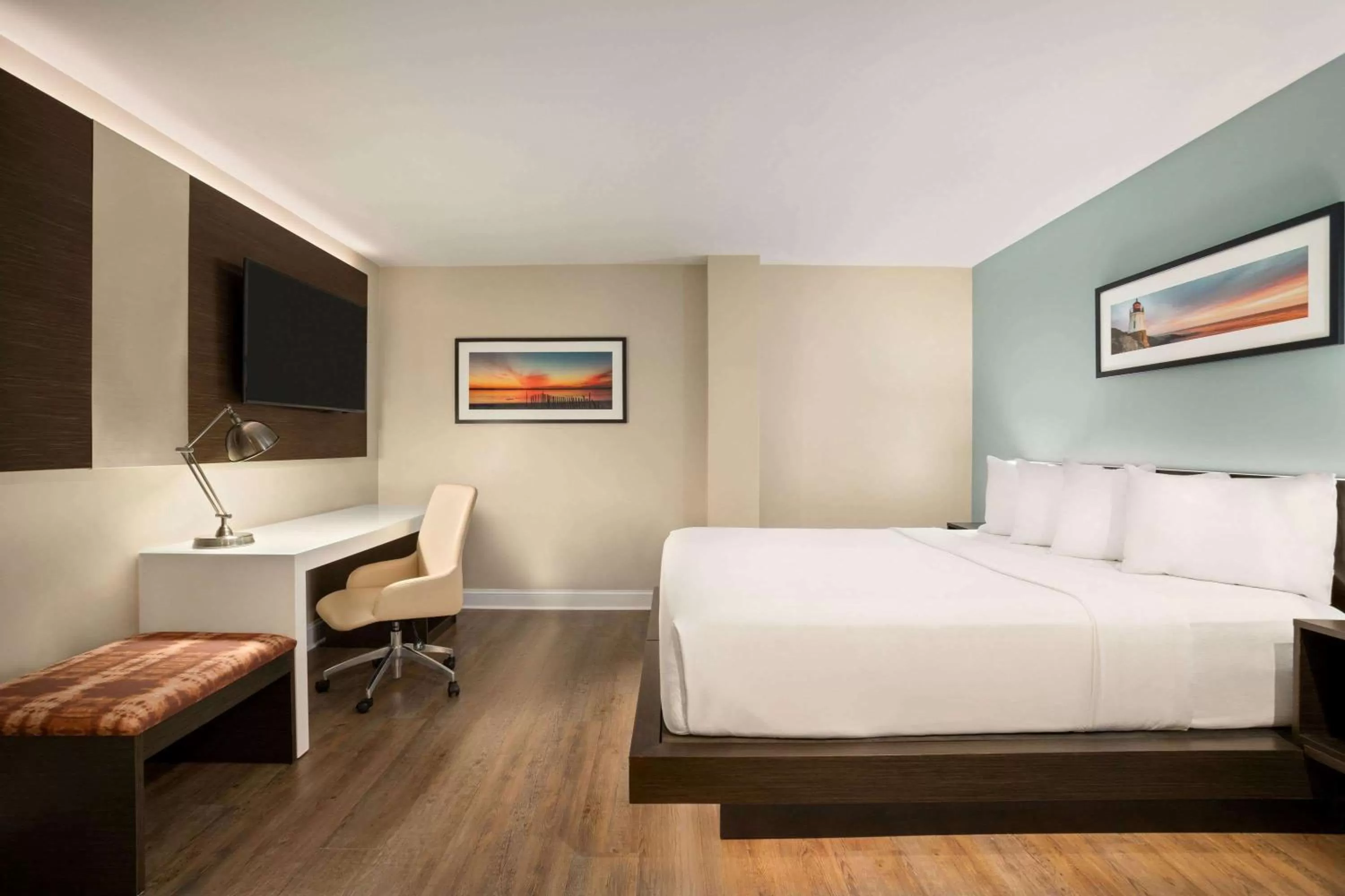 Photo of the whole room, Bed in Wyndham Newport Hotel