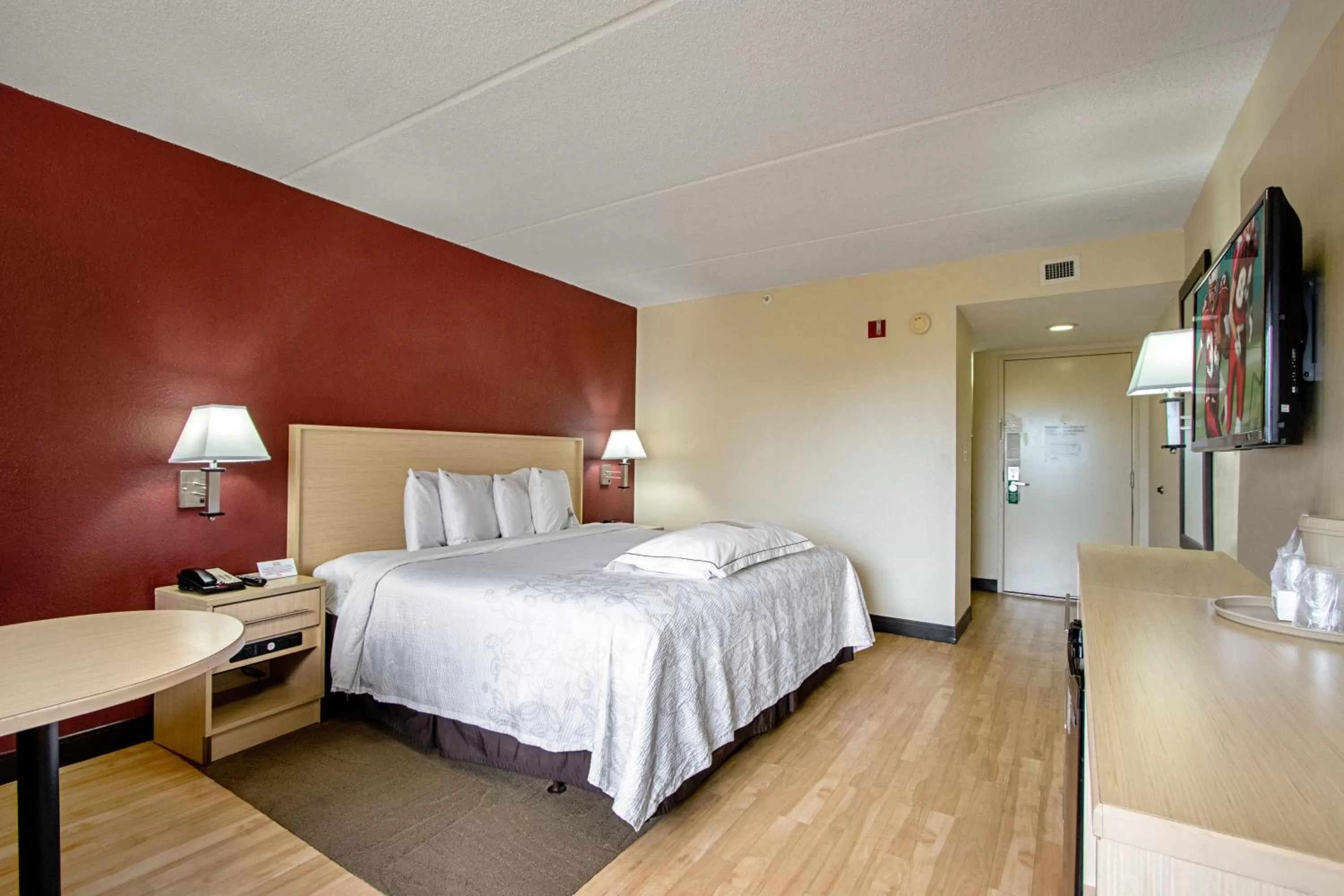 Photo of the whole room, Bed in Red Roof Inn PLUS+ West Palm Beach