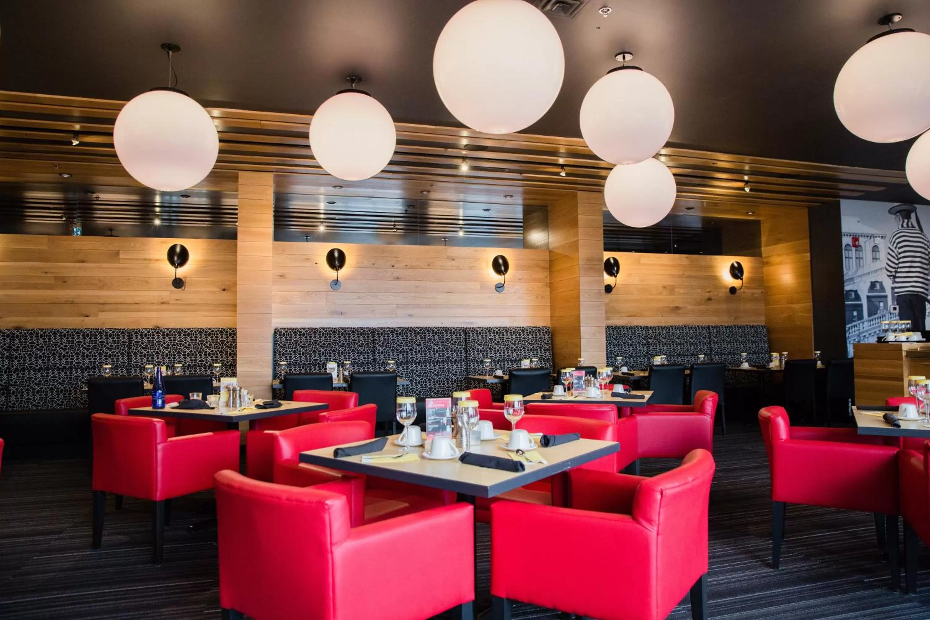 Restaurant/places to eat in Holiday Inn Hotel & Suites Calgary South - Conference Ctr by IHG