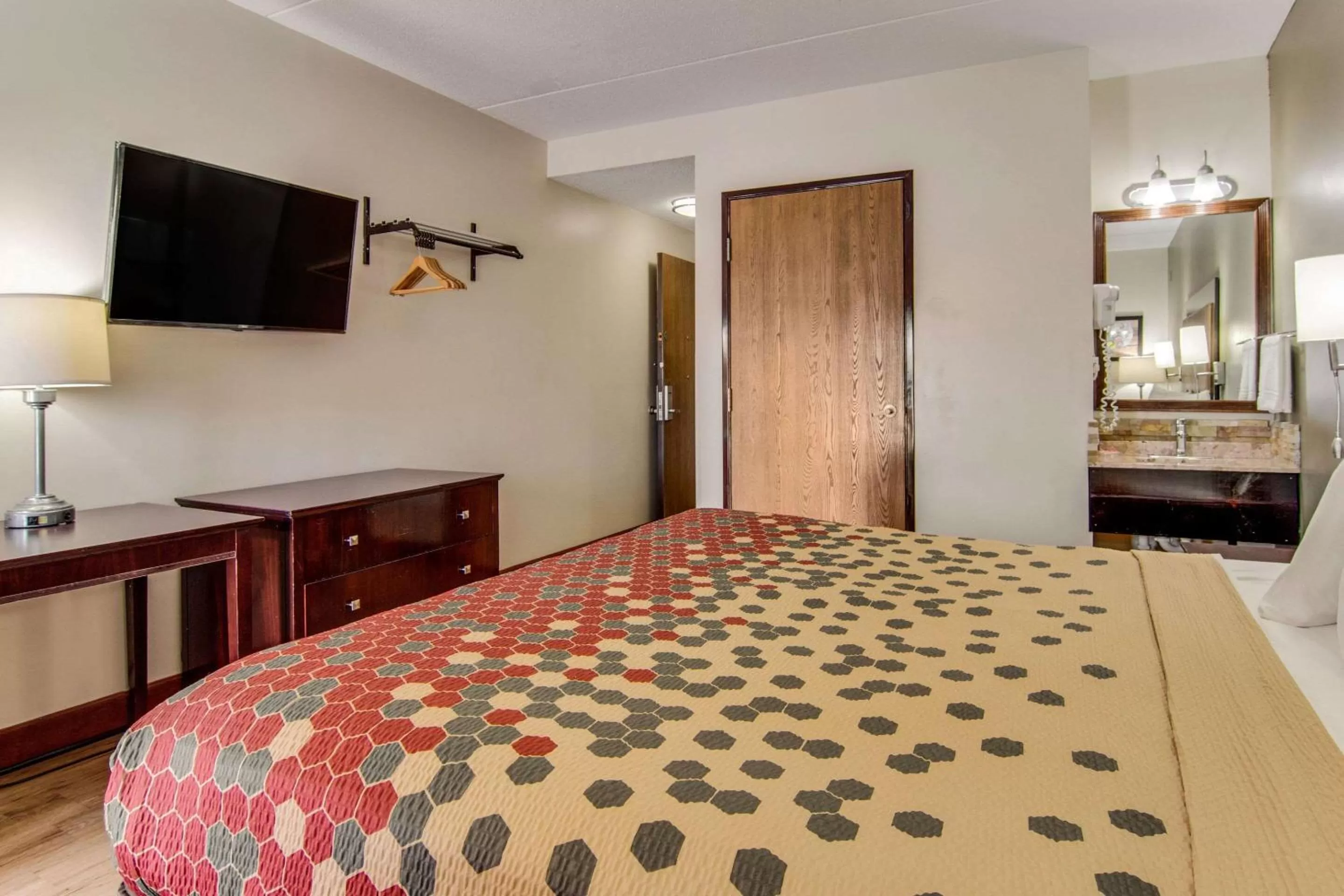 Bedroom, Bed in Econo Lodge Cadillac by Choice