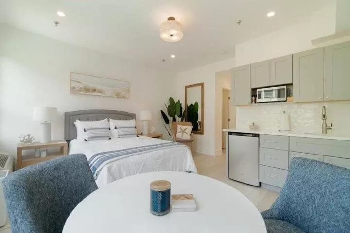 Photo of the whole room, Bed in Tropicals of Palm Beach